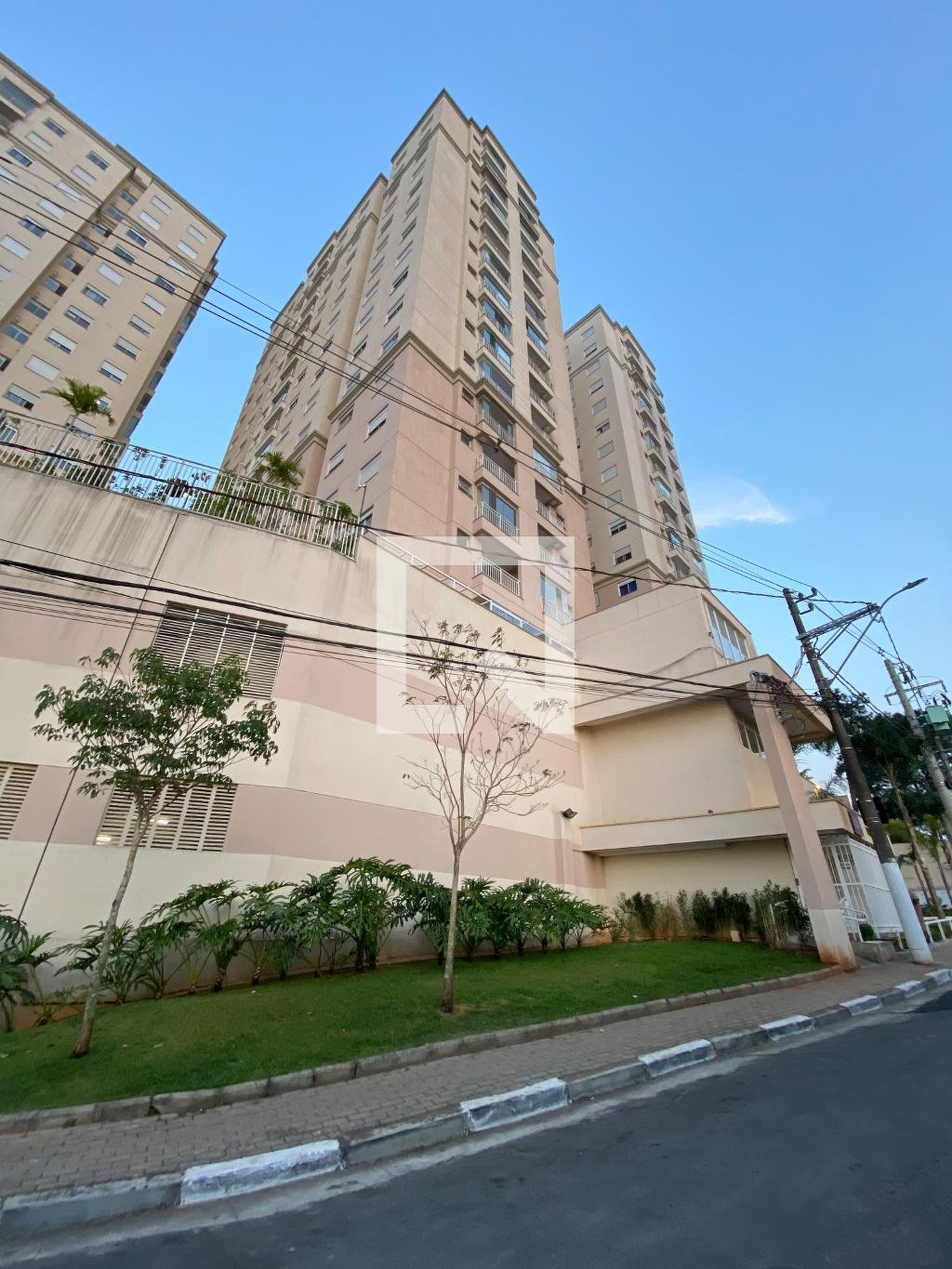 Fachada Condomínio em Estrada das Rosas, 10