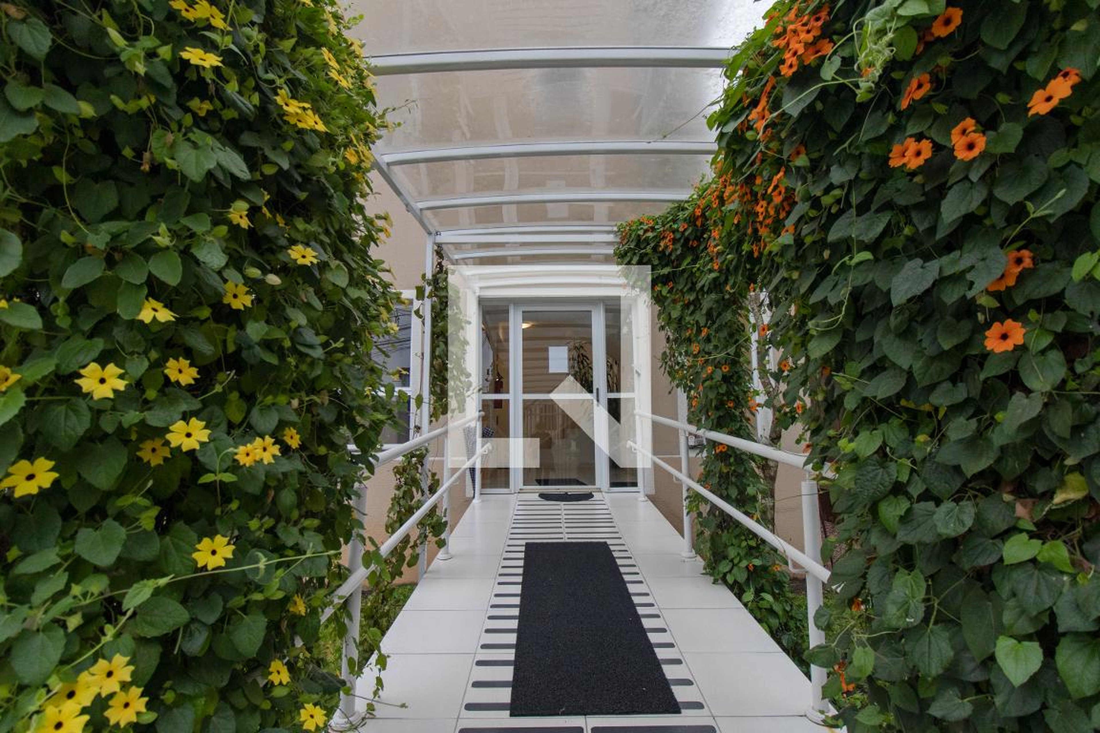 Fachada Condomínio em Rua Miguel Caluf, 1357