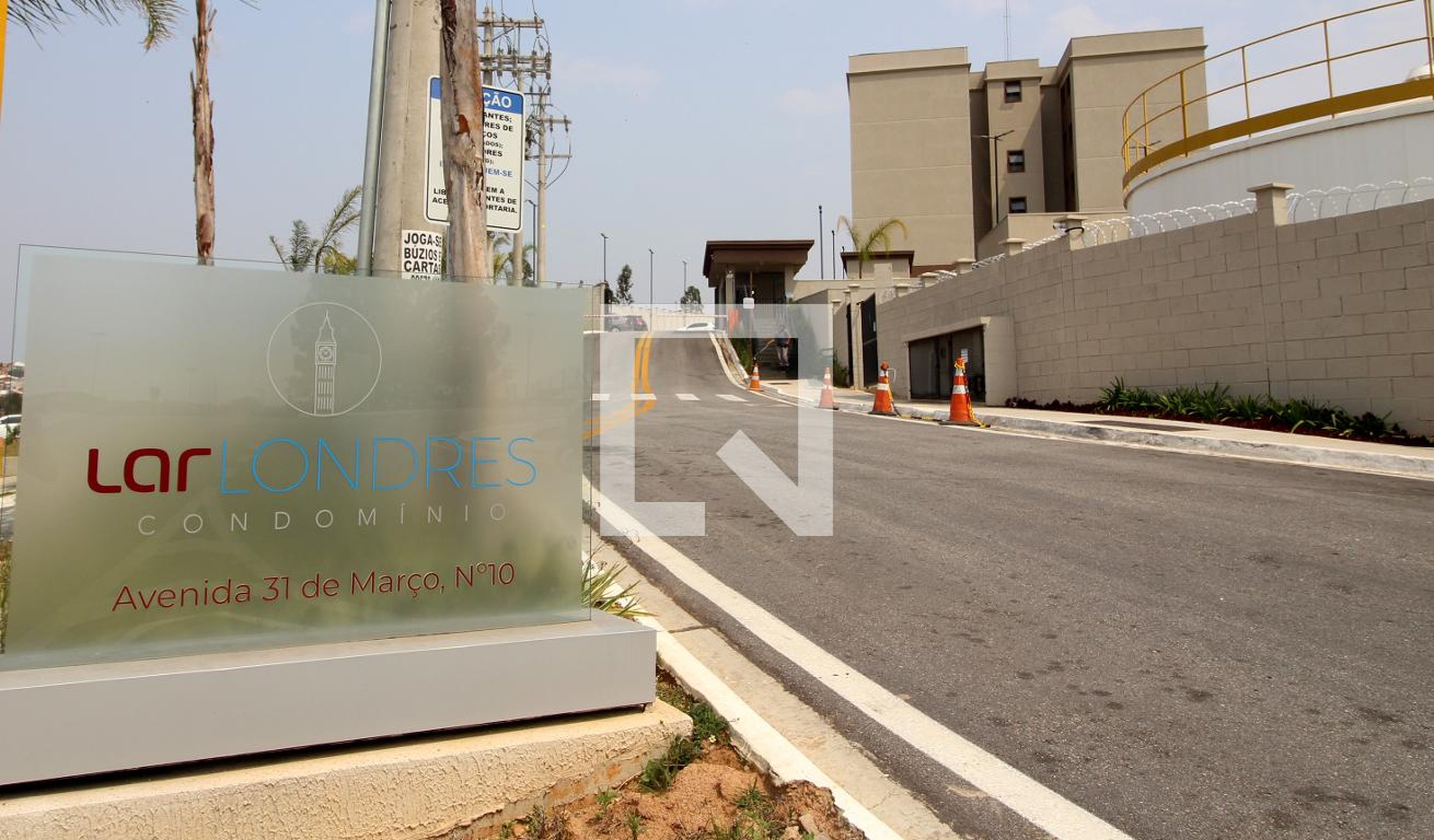 Fachada do Condomínio Condomínio LAR Londres