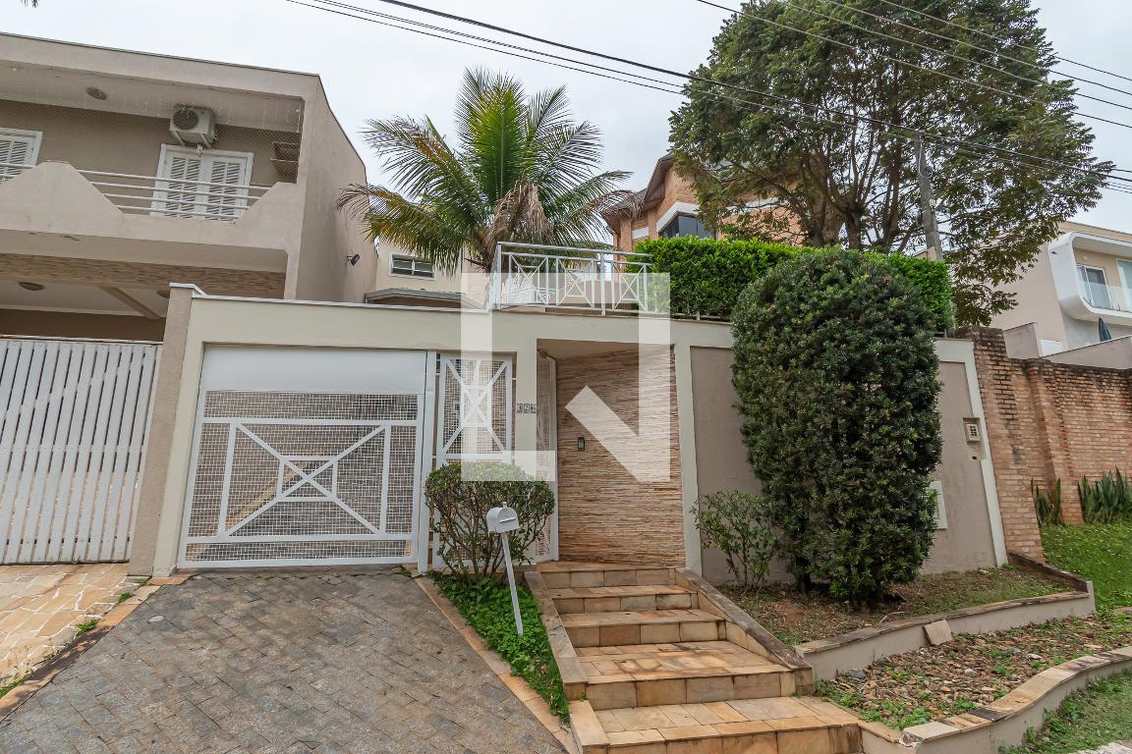 Fachada Condomínio em Rua Doutor Carlos Péres Aydar, 326