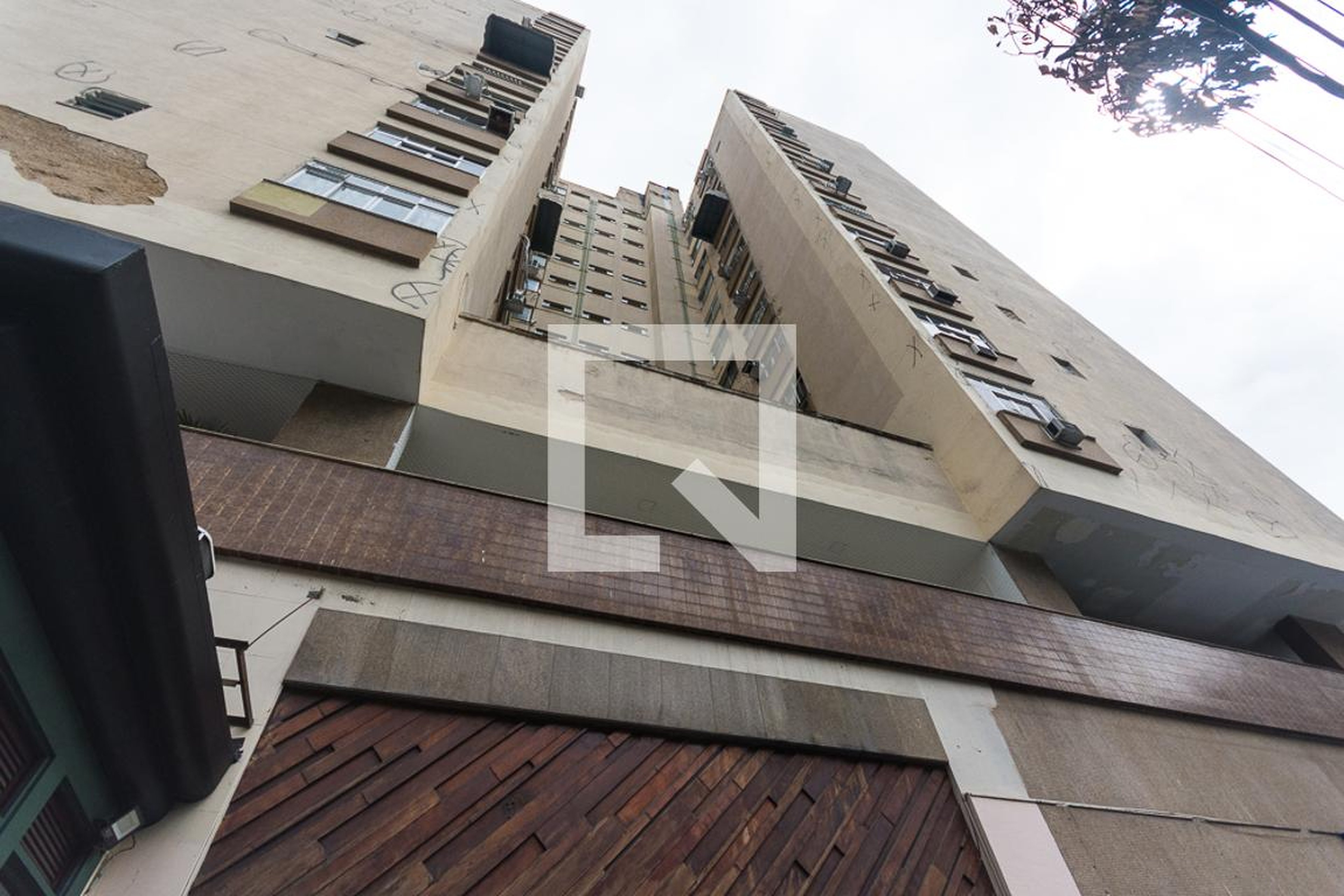 Fachada Condomínio em Rua Capitão Zeferino, 152