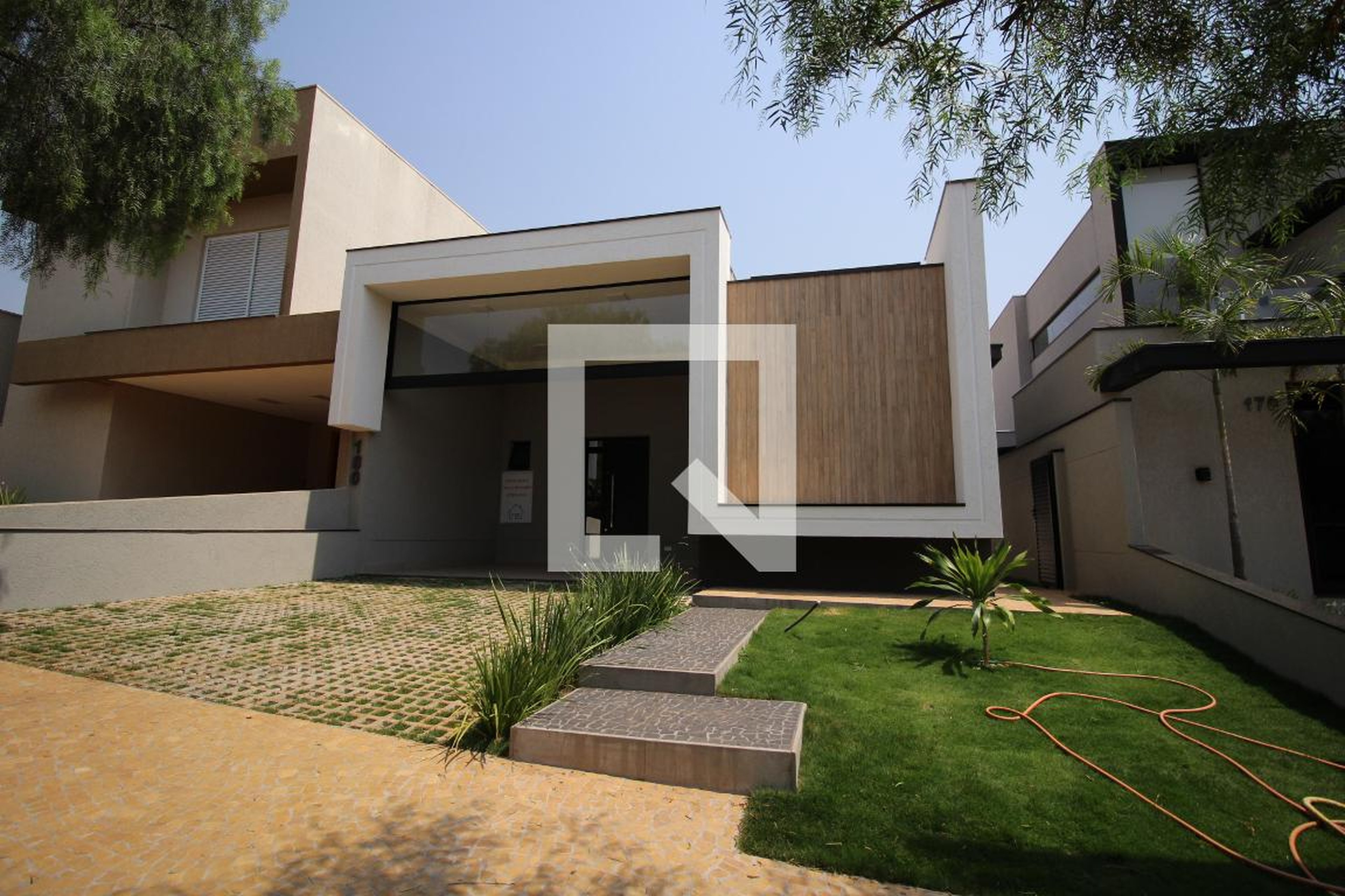 Fachada Condomínio em Rua Fernando Pinto Marzolla, 180