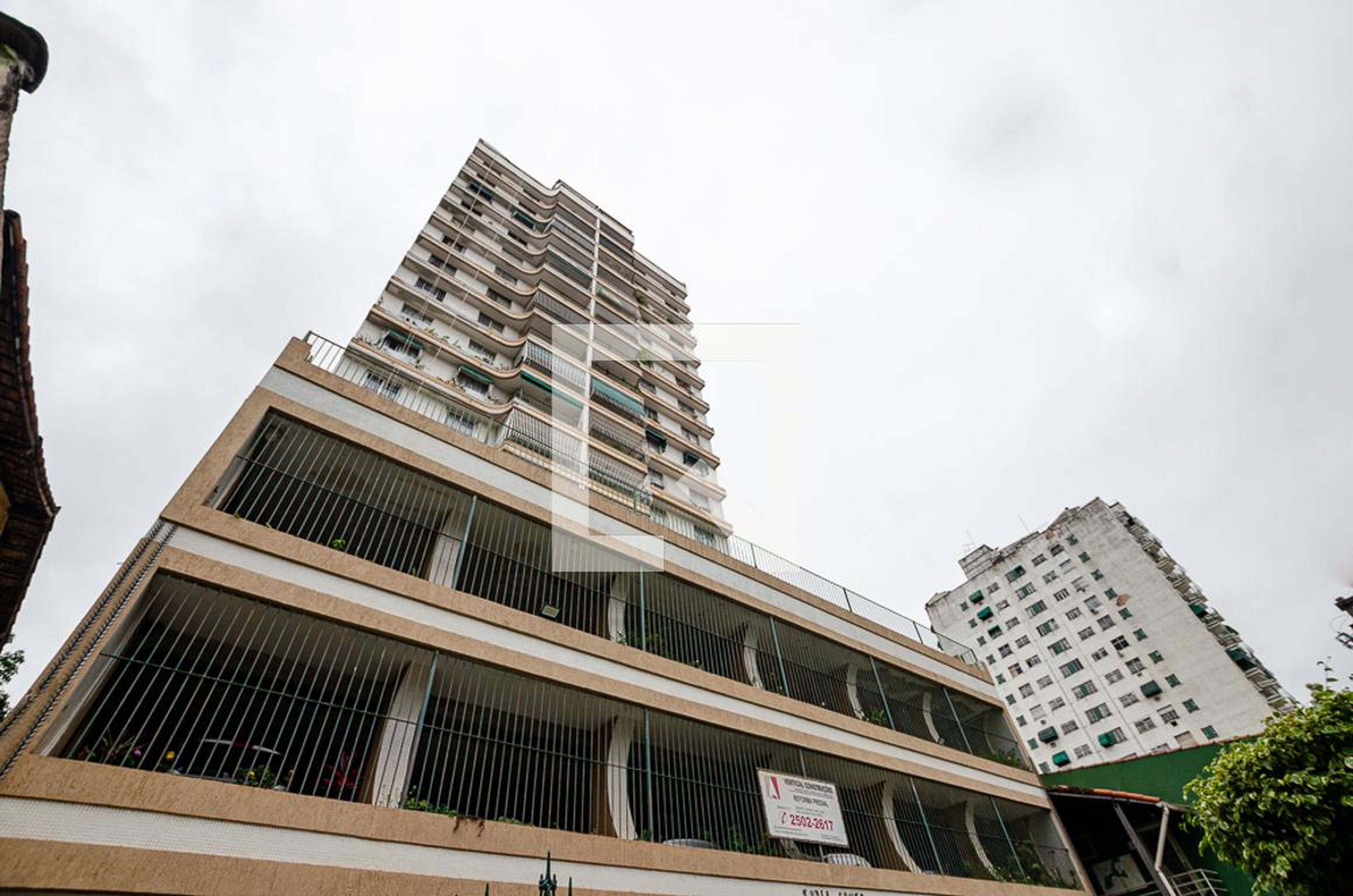 Fachada Condomínio em Rua Desembargador Lima Castro, 112