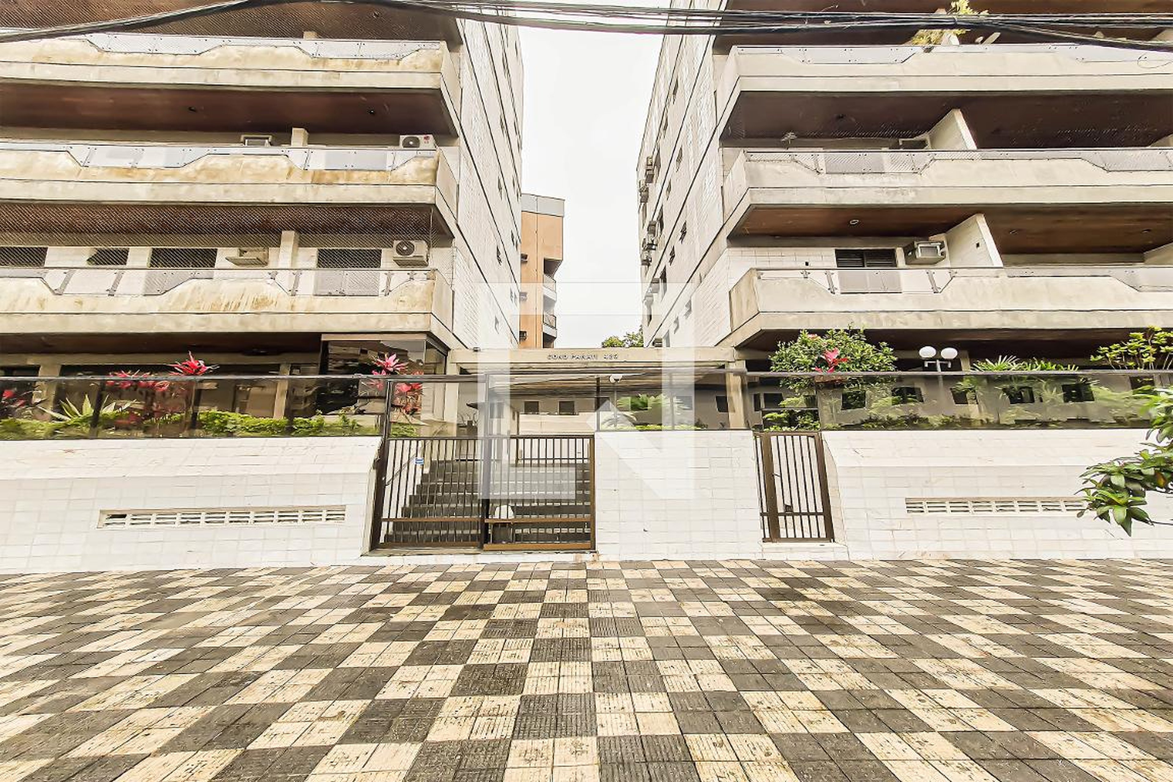 Fachada do Condomínio Condomínio Parati