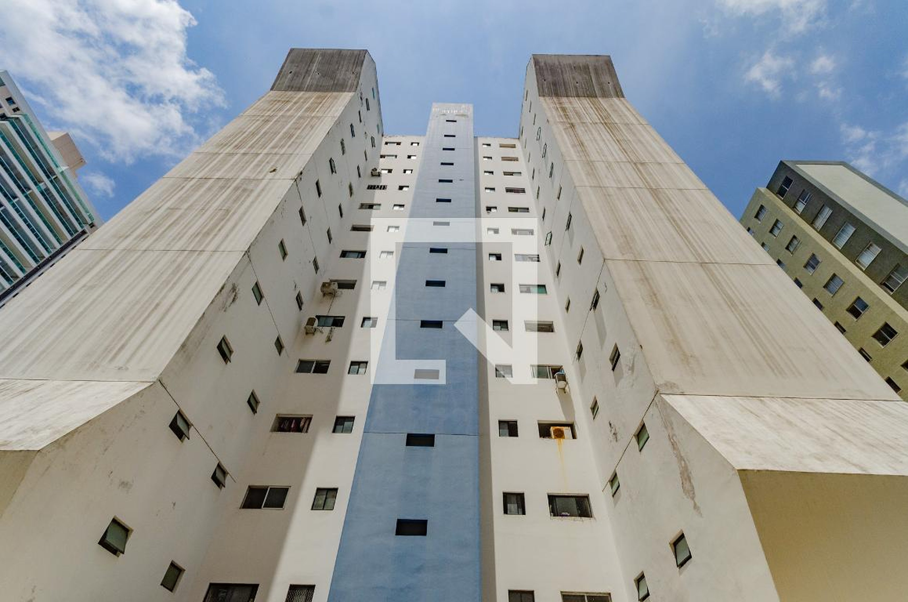 Fachada do Condomínio Edifício Jacarandá