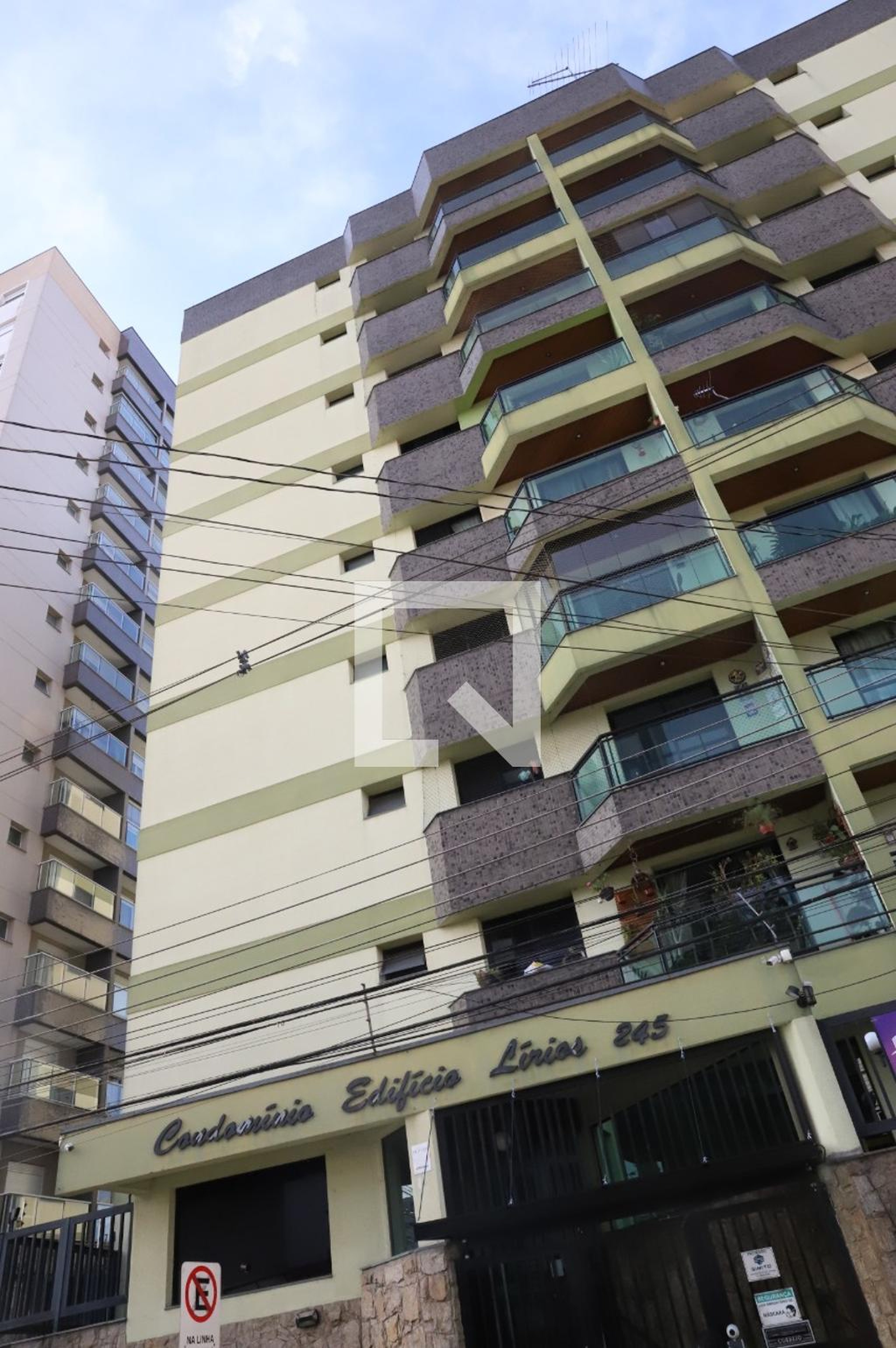 Fachada do Condomínio Edifício Lírios