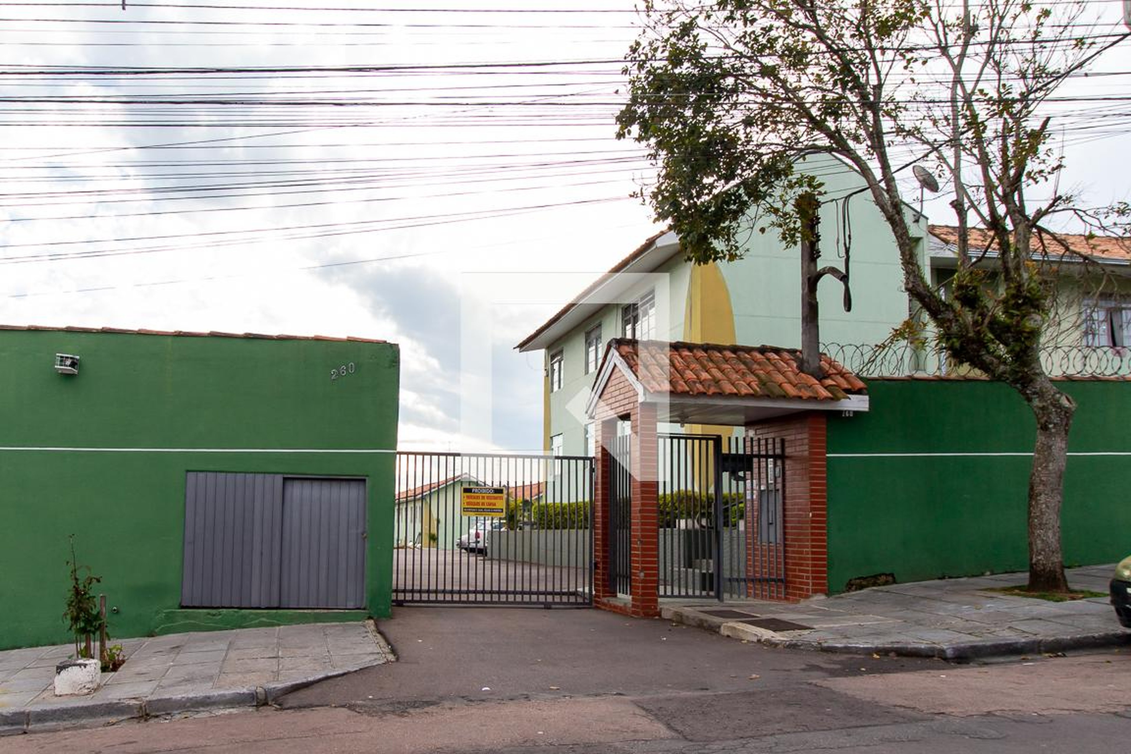 Fachada do Condomínio Condomínio em Rua Gastão de Abreu Píres, 260