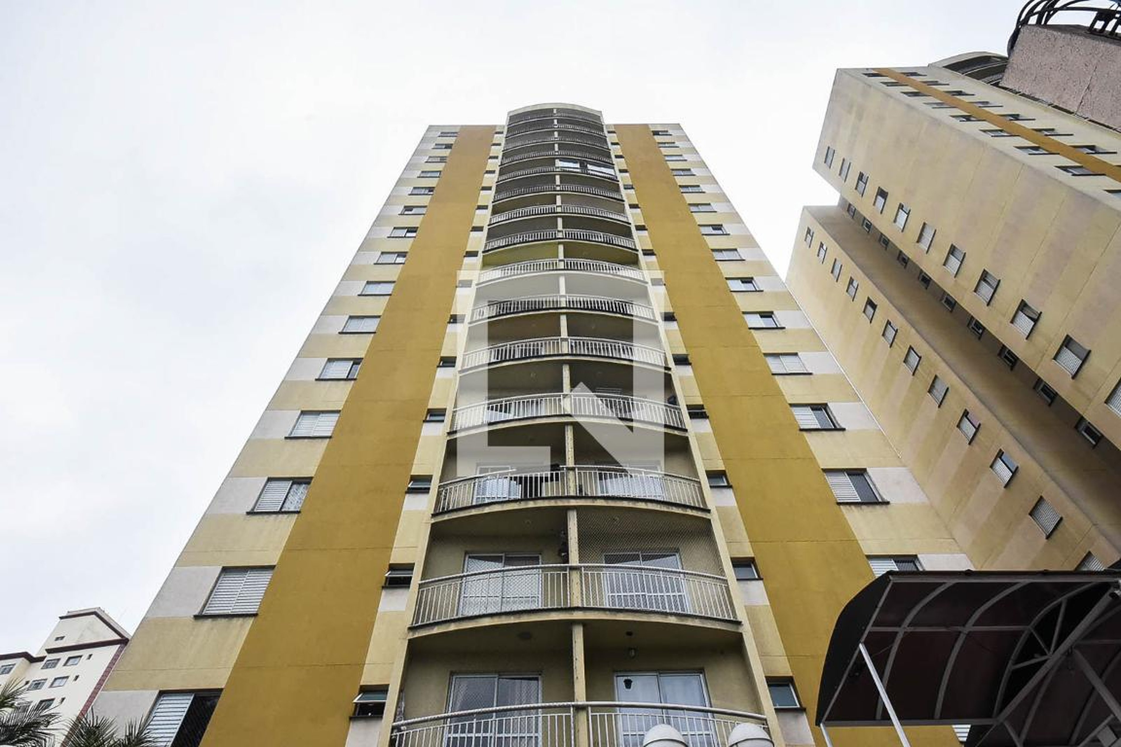 Fachada Condomínio em Rua Domingos Valente, 80