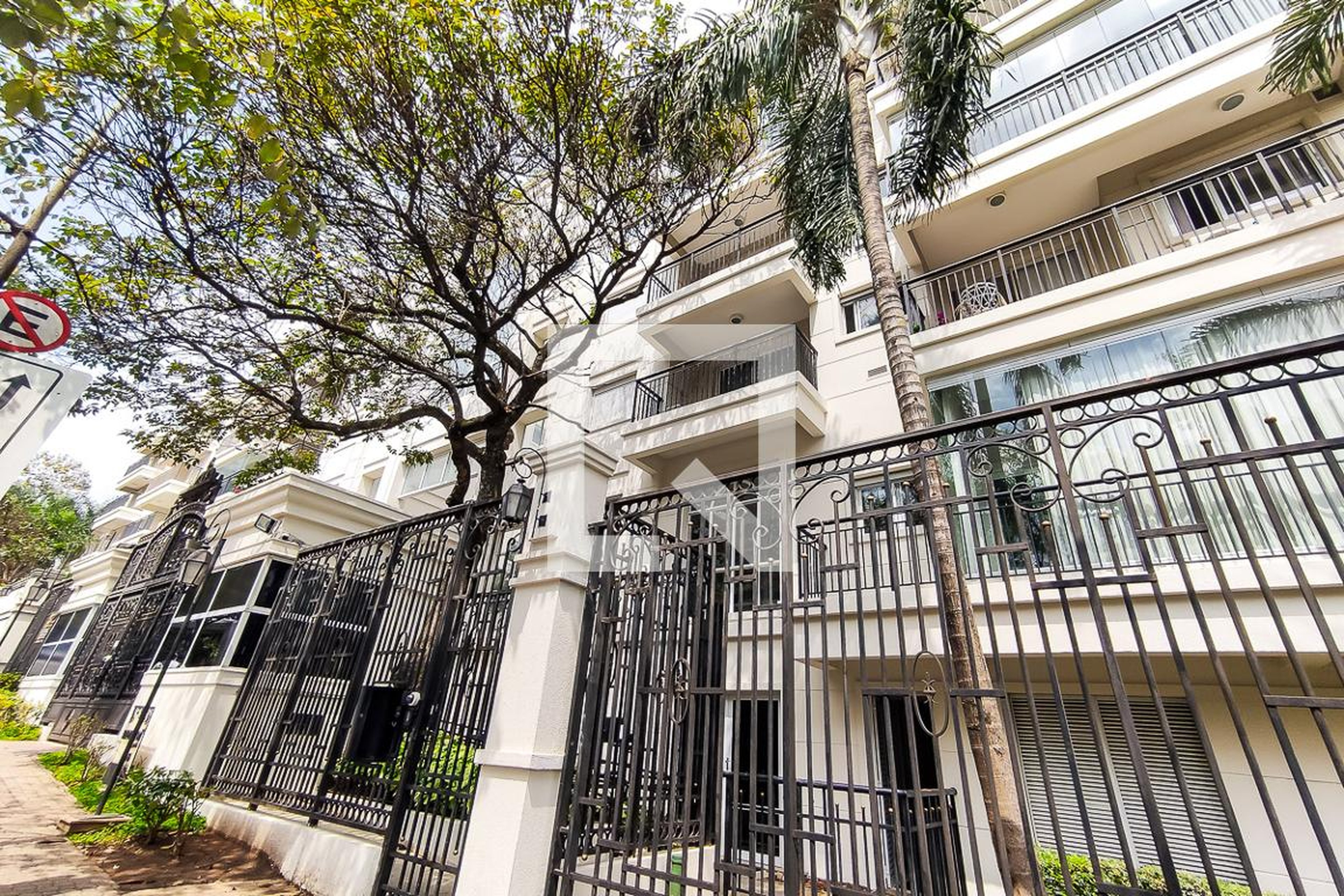 Fachada do Condomínio Condomínio Menara