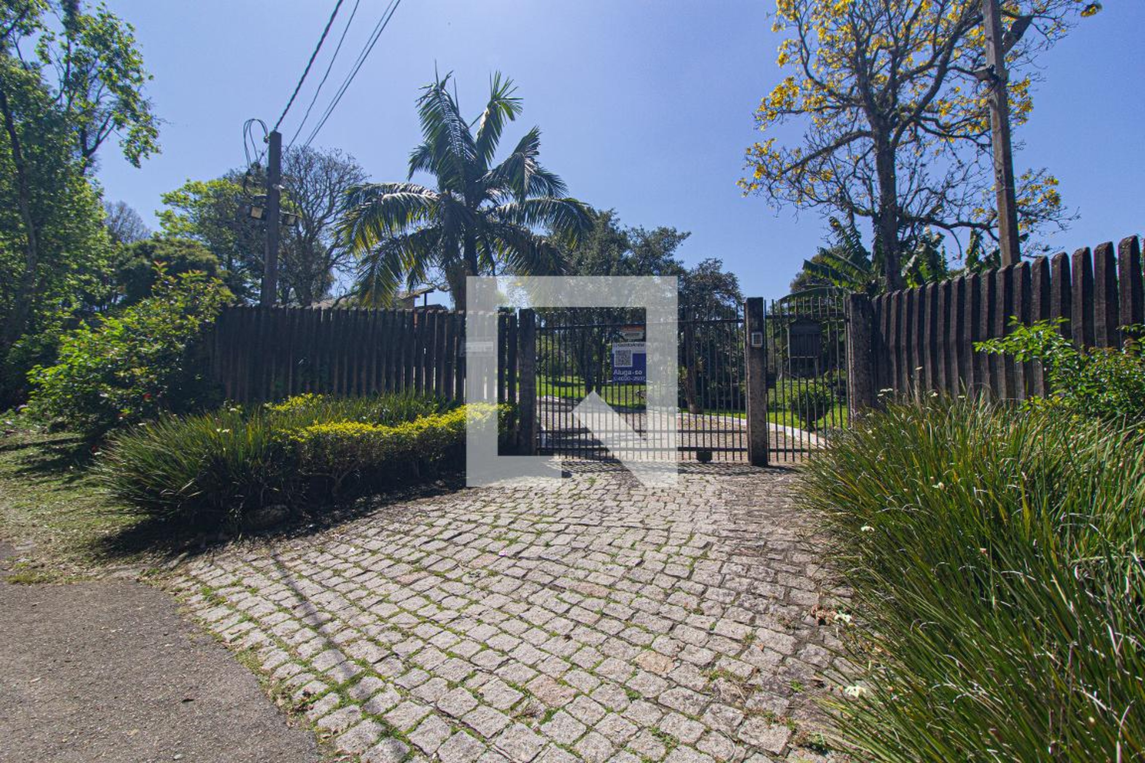 Fachada Condomínio em Estrada da Mina do Ouro, 356