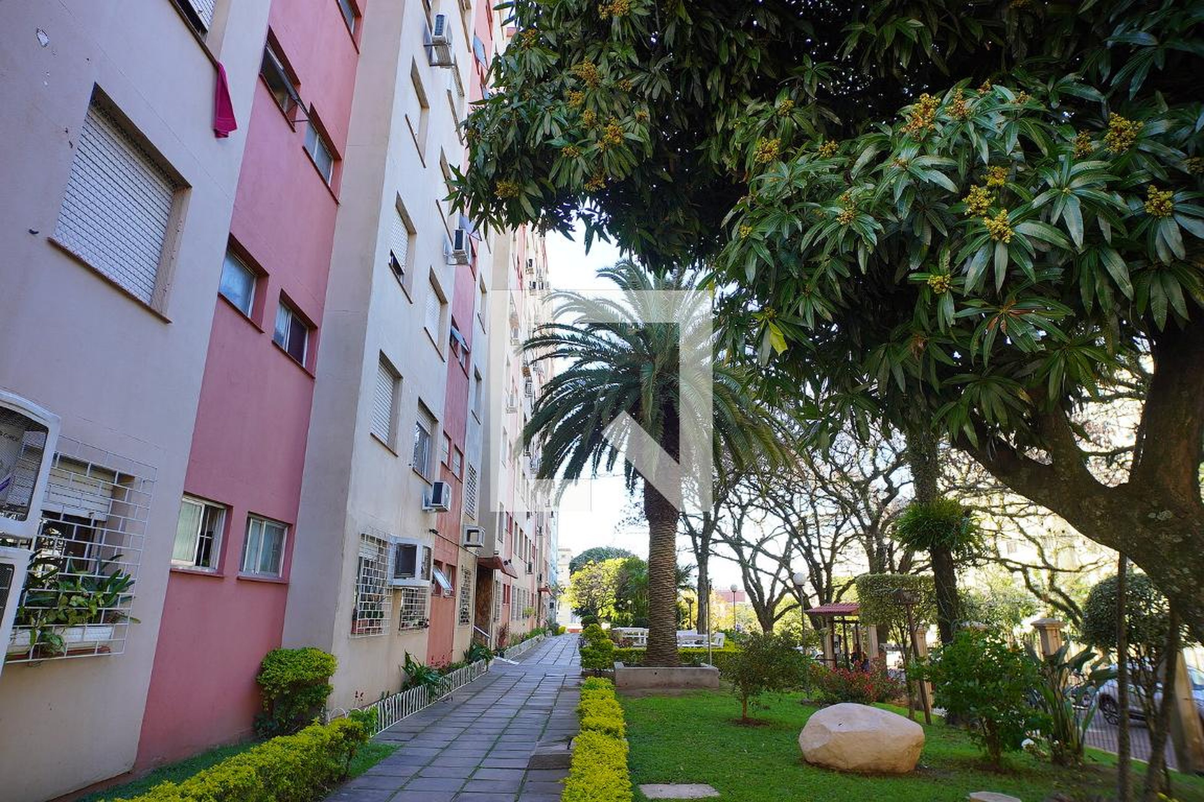 Fachada do Condomínio Edifício Jacarandá II