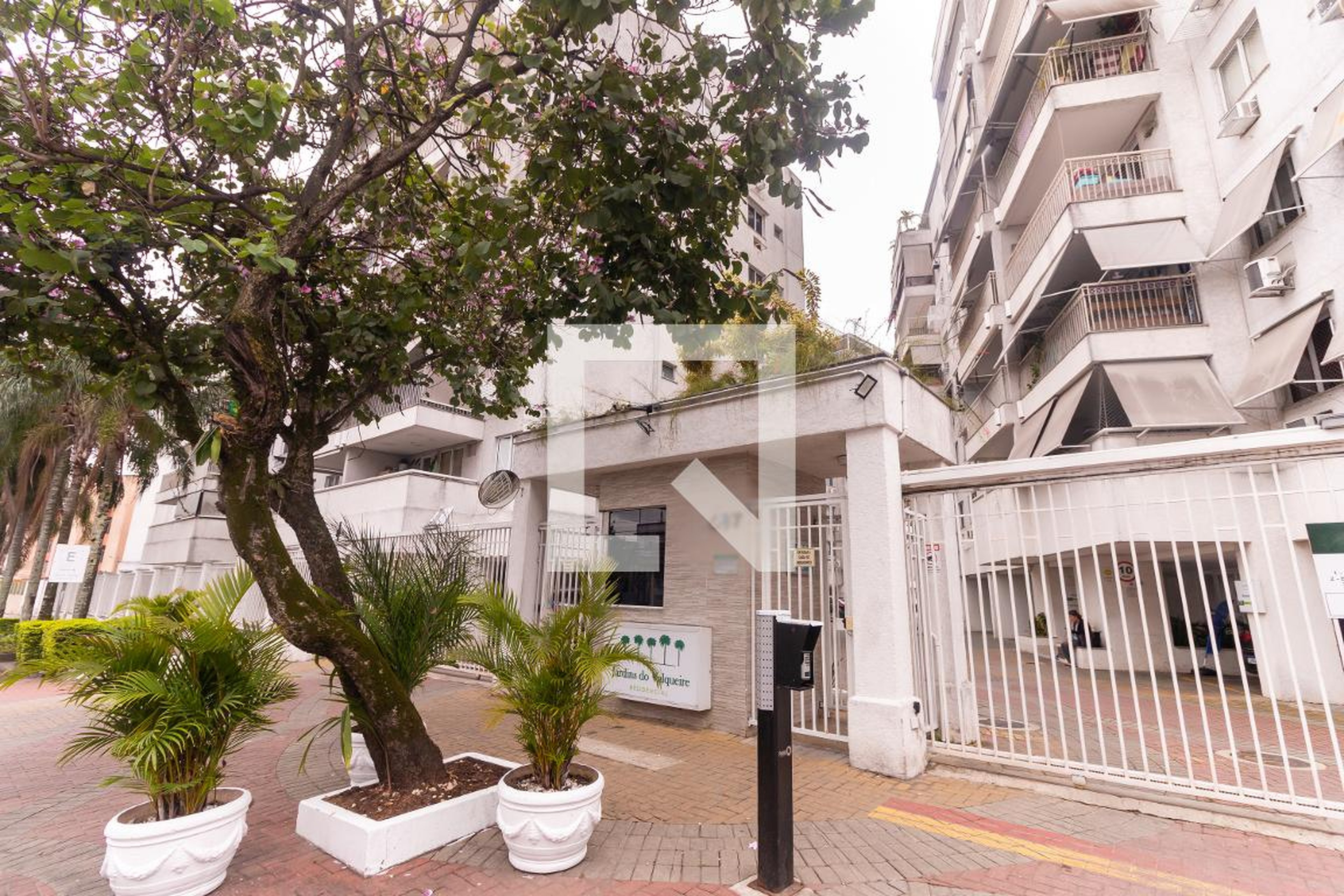 Fachada do Condomínio Condomínio Jardins do Valqueire