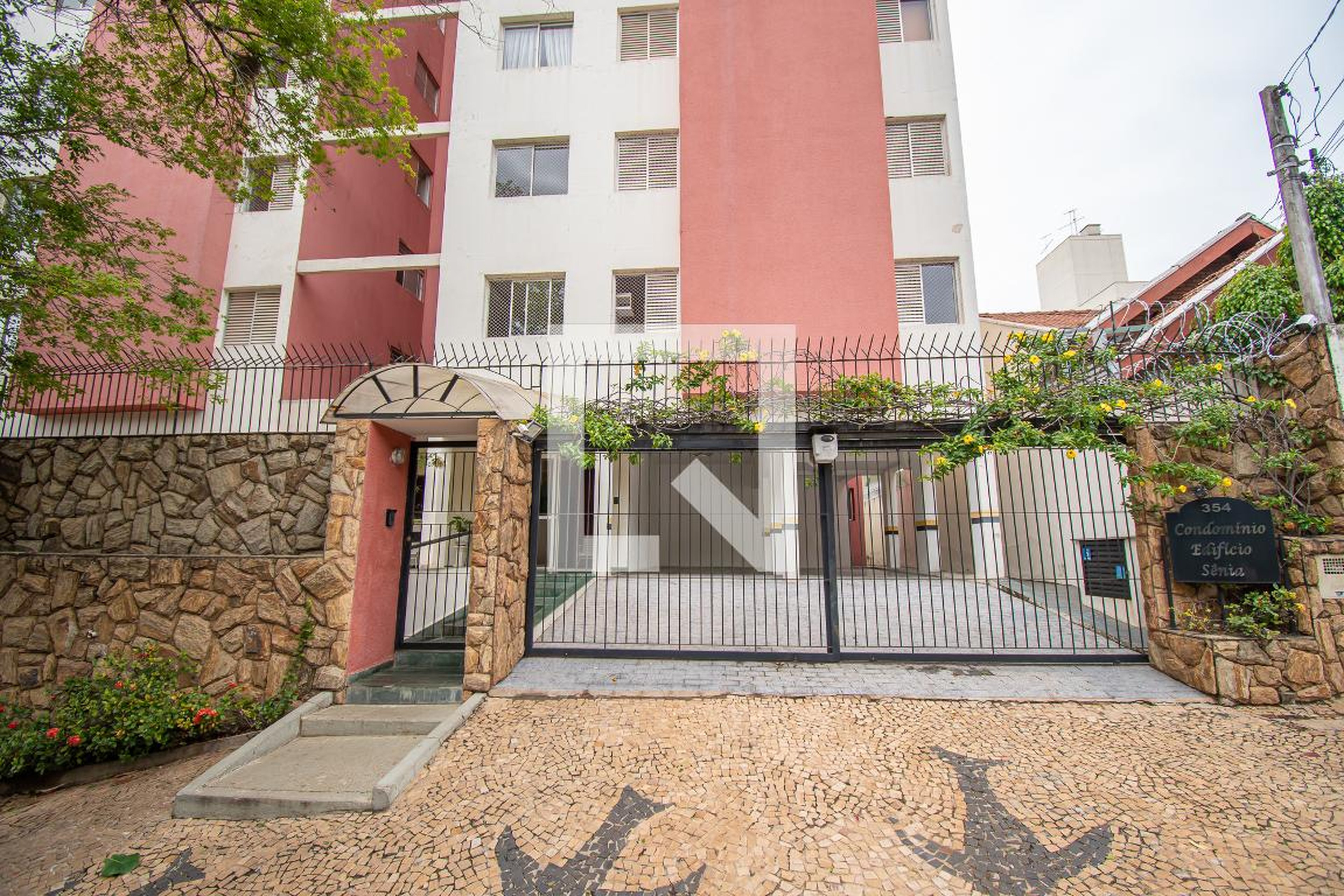 Fachada Condomínio em Rua Lino Guedes, 354