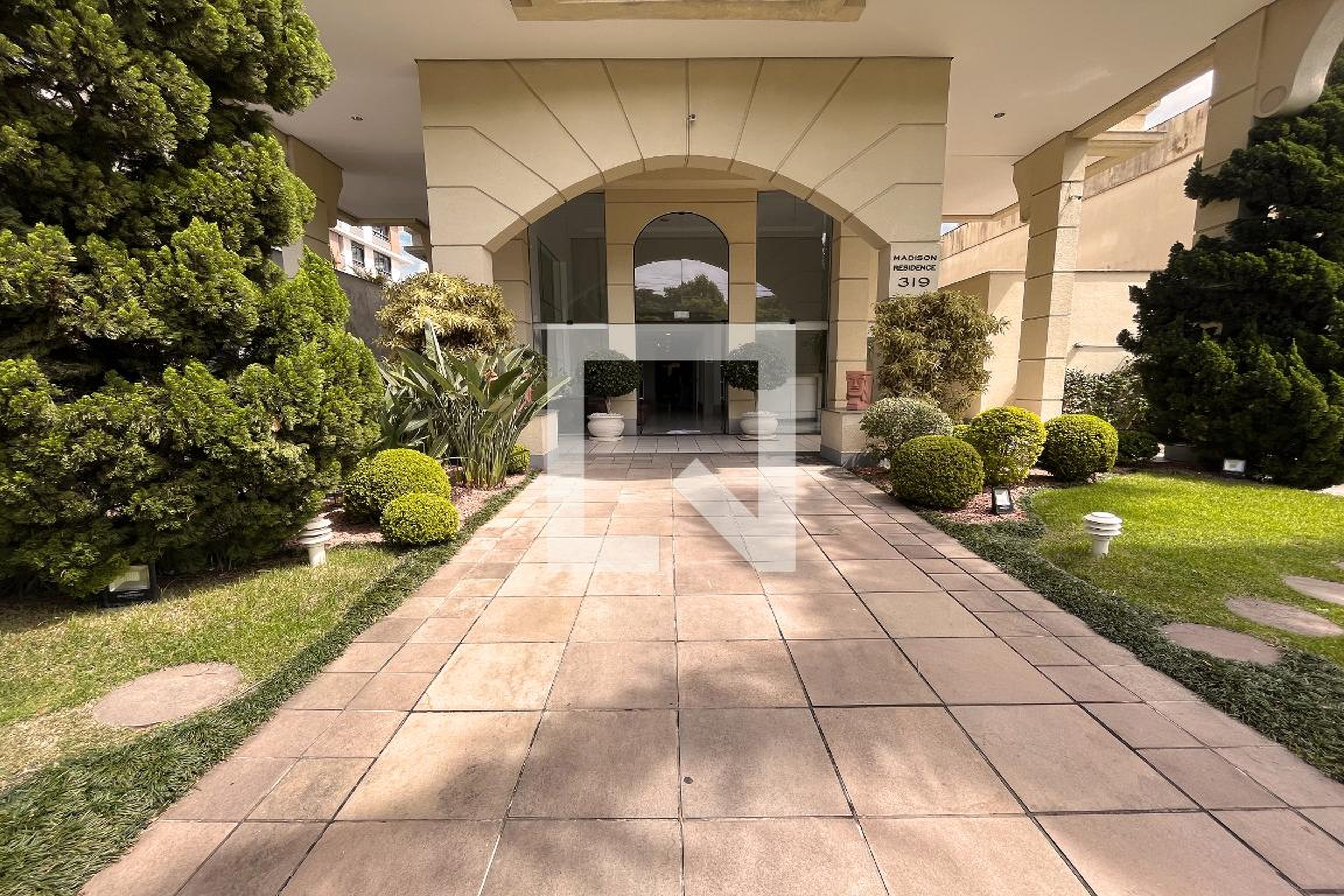Entrada - Madison Residence