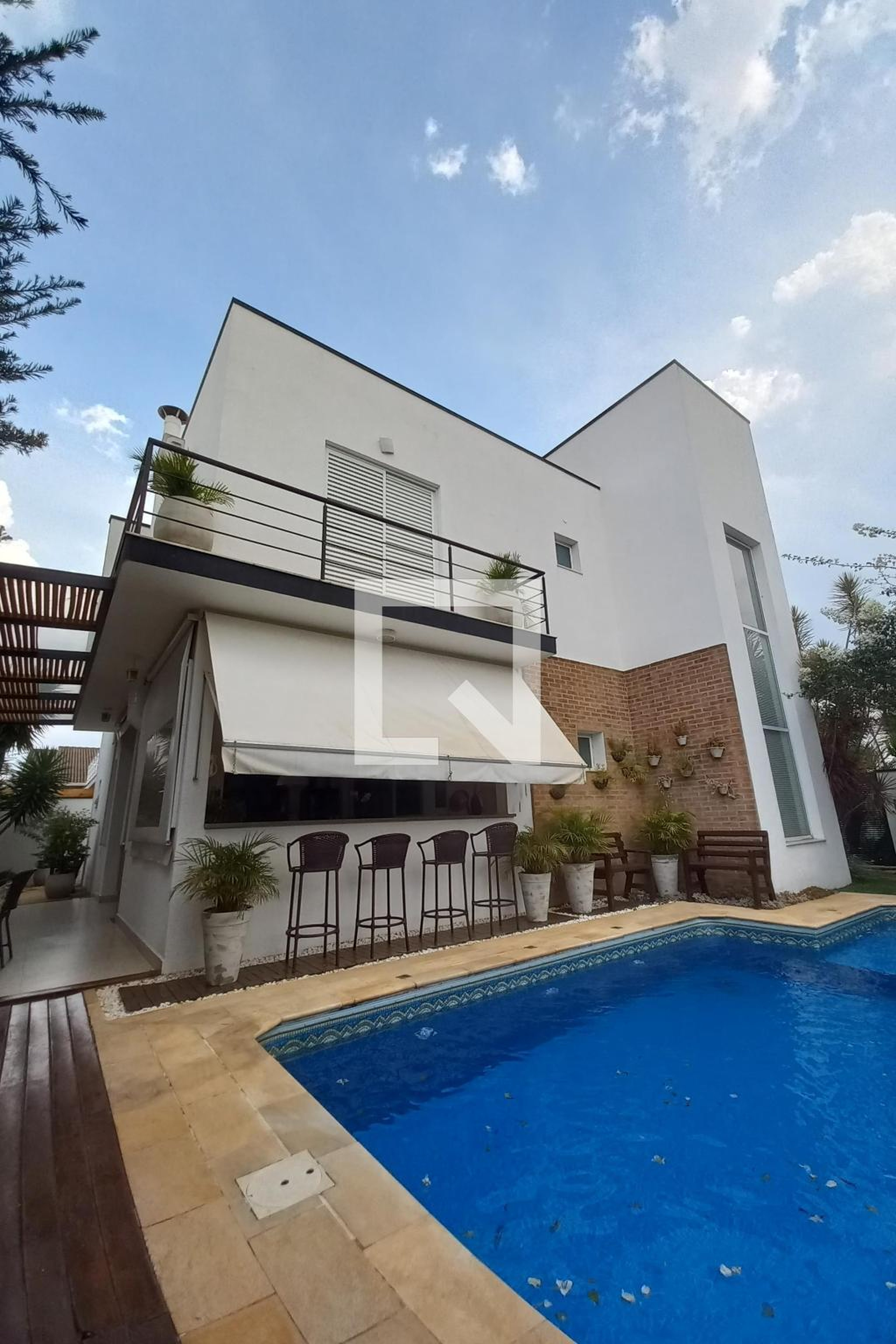 Fachada Condomínio em Rua Clara Nunes, 397