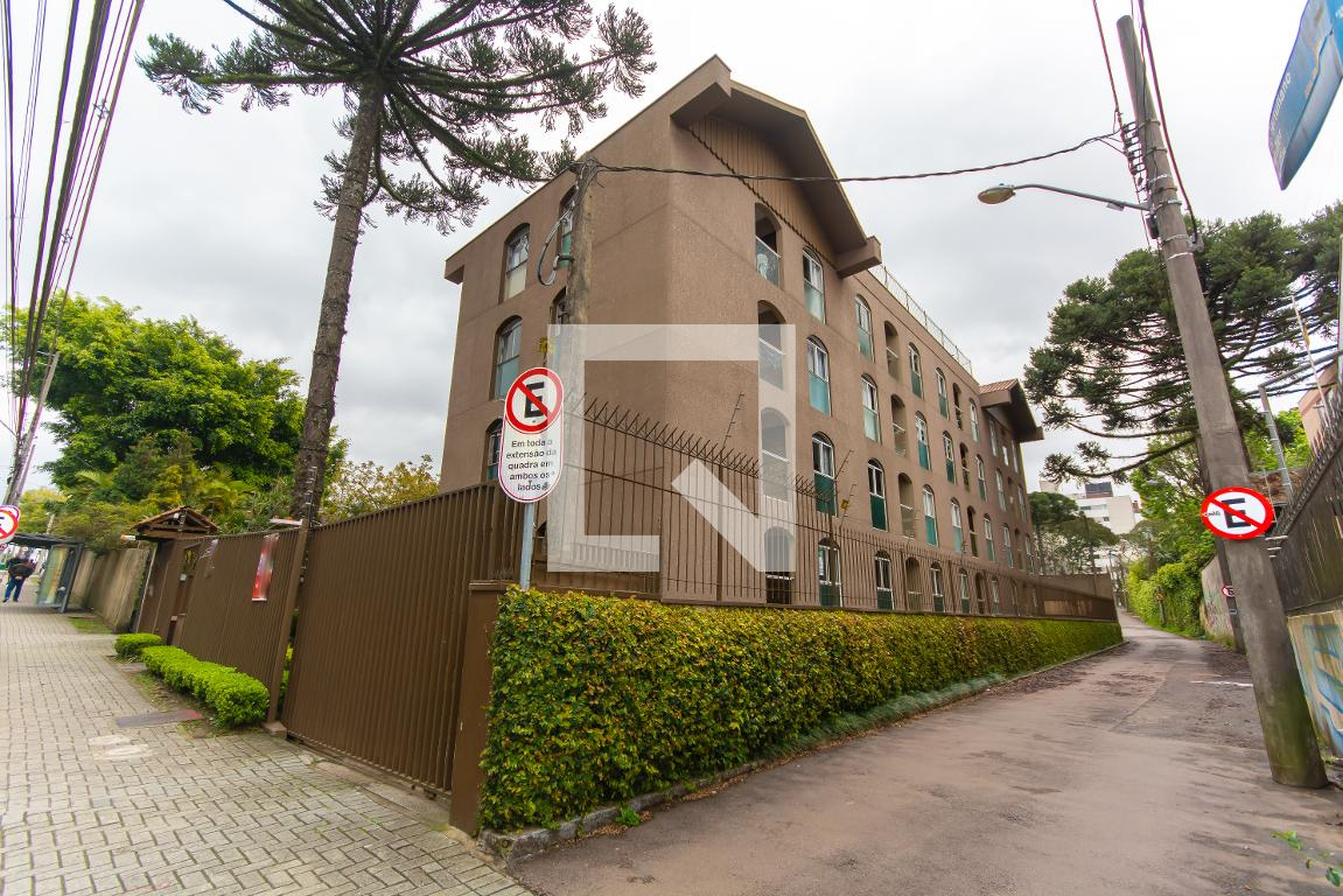 Fachada Condomínio em Rua Amâncio Môro, 107