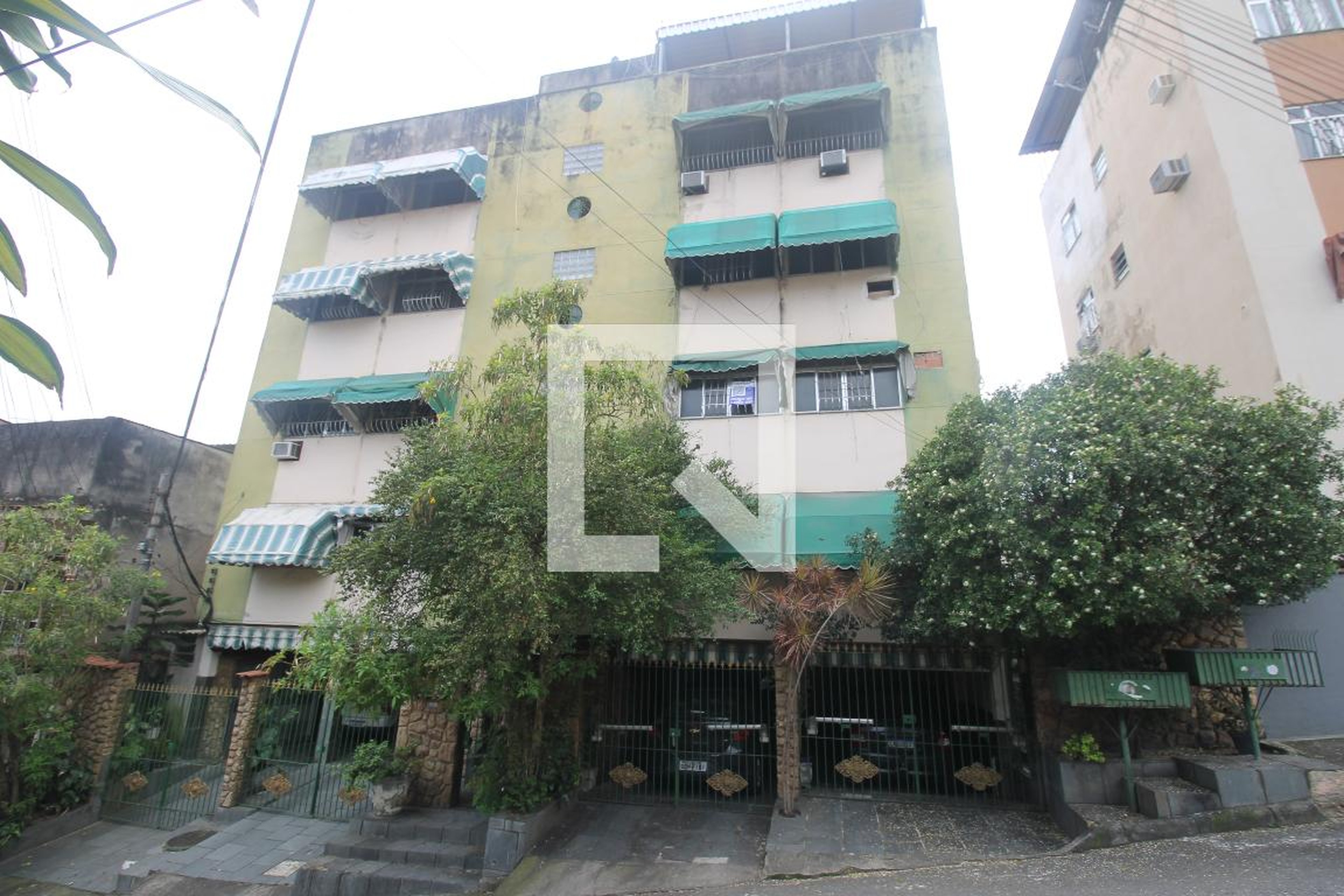 Fachada Condomínio em Rua Gonçalves da Rocha, 348