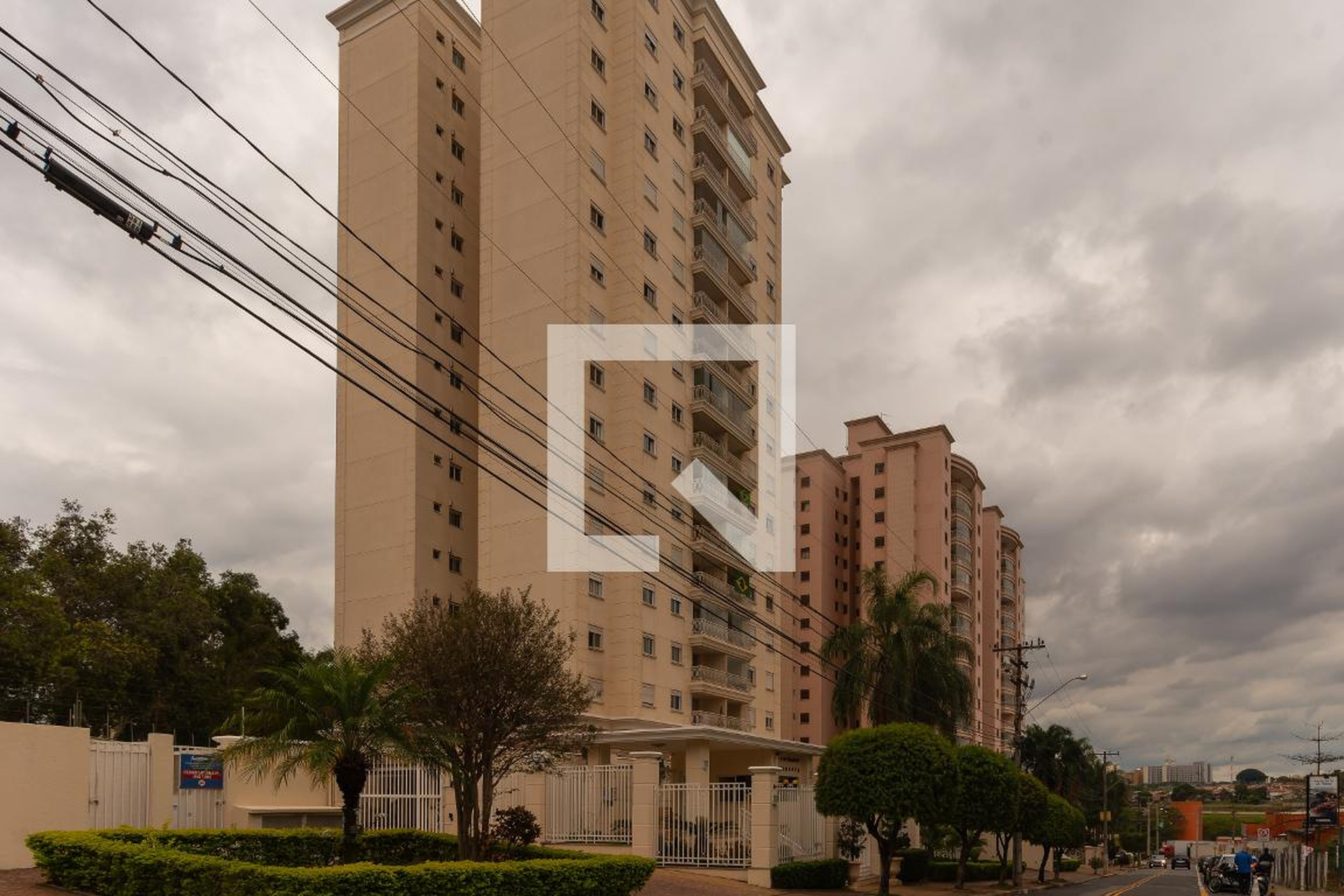 Fachada do Condomínio Condomínio Ville de France