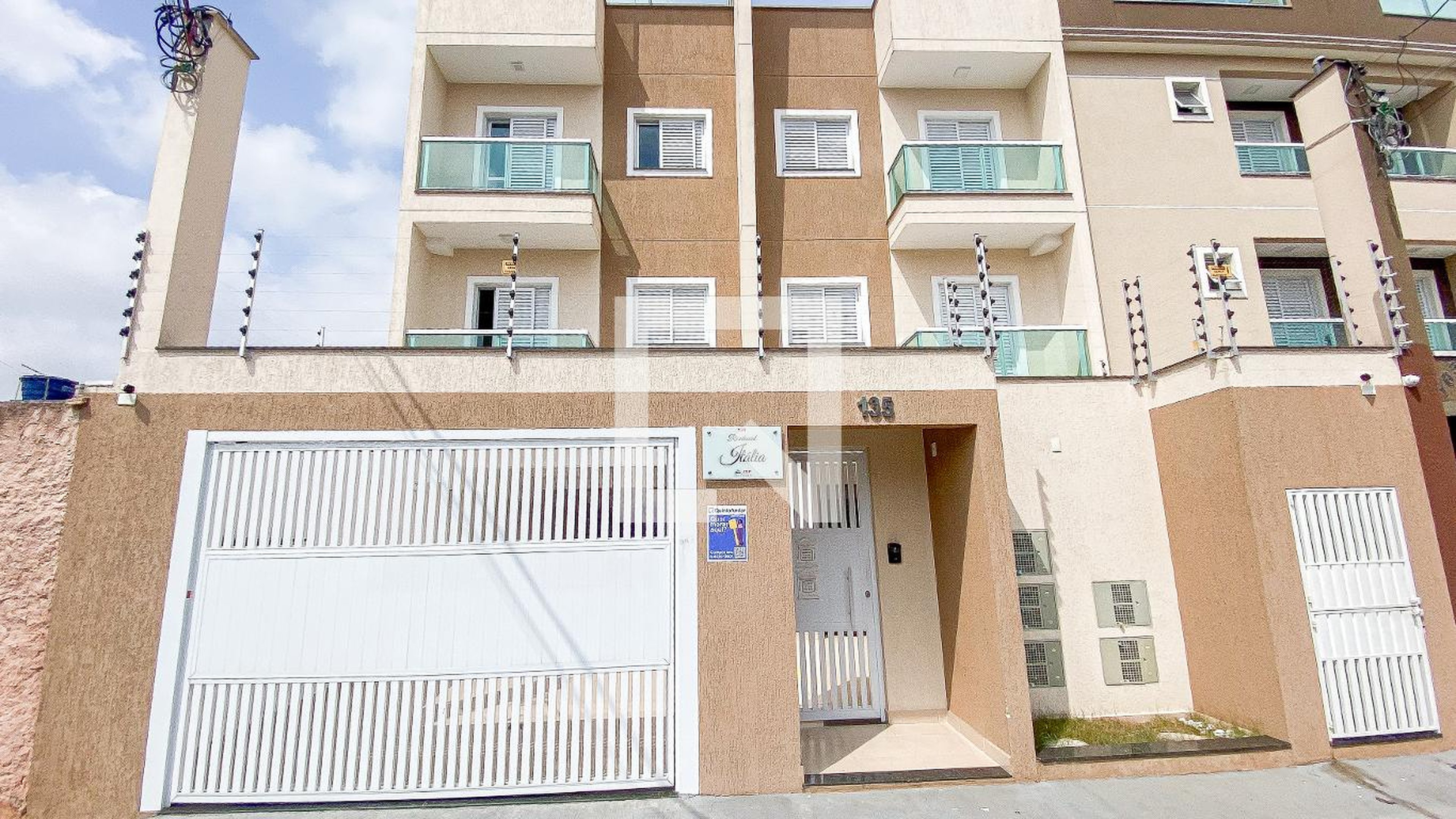 Fachada Condomínio em Rua Ana Jarvis, 135