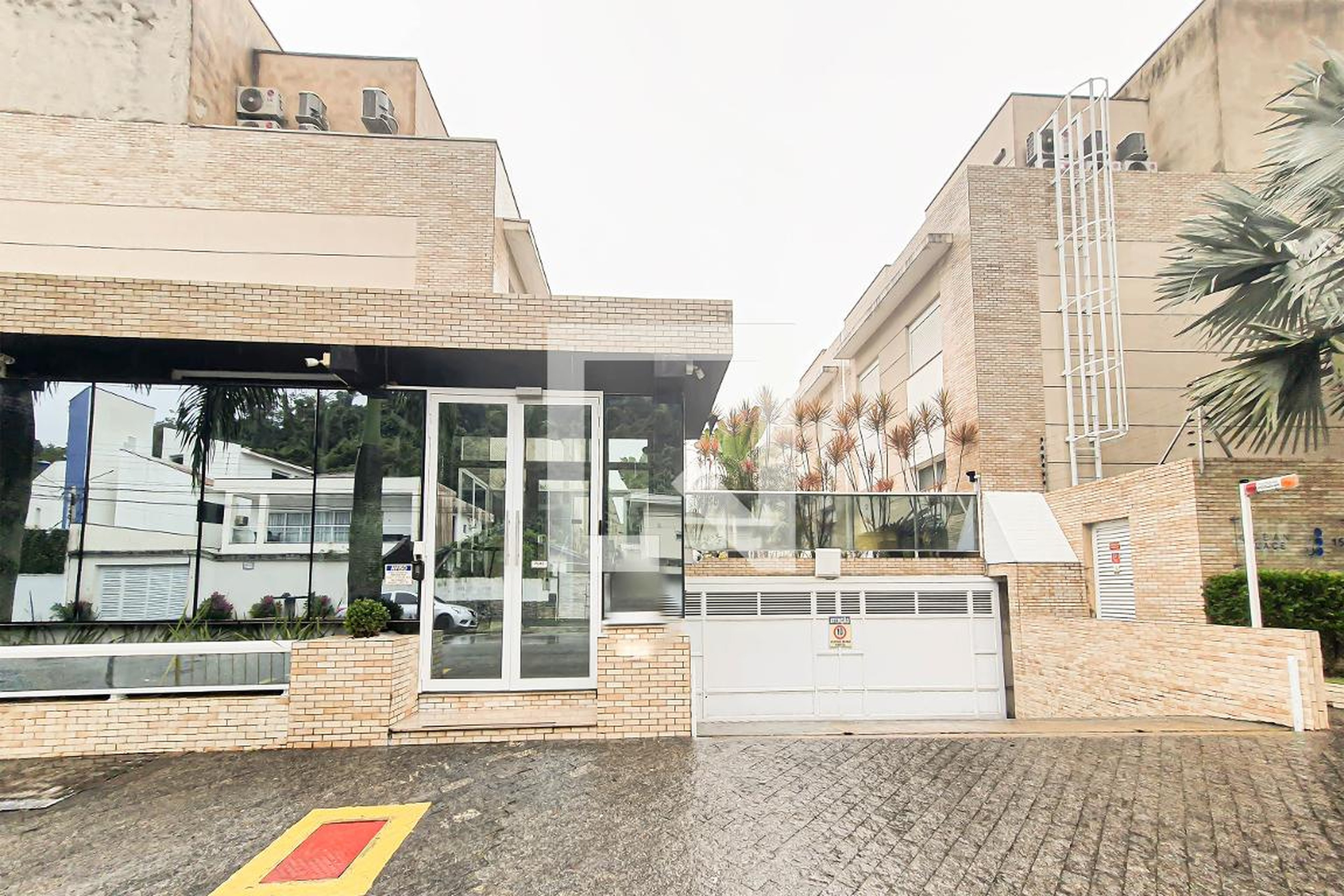 Fachada do Condomínio Condomínio Ocean Place