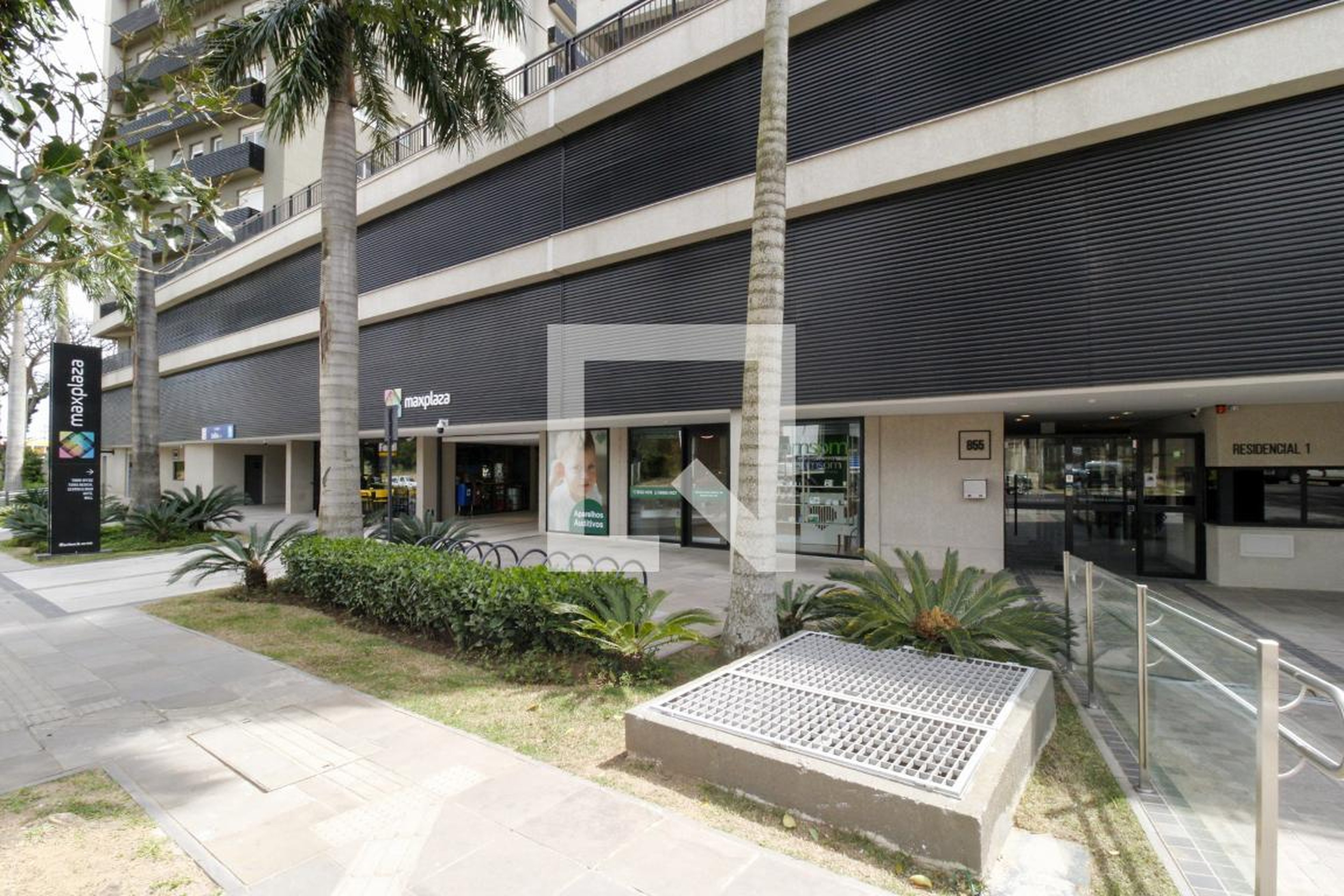 Fachada do Condomínio Condomínio Max Plaza