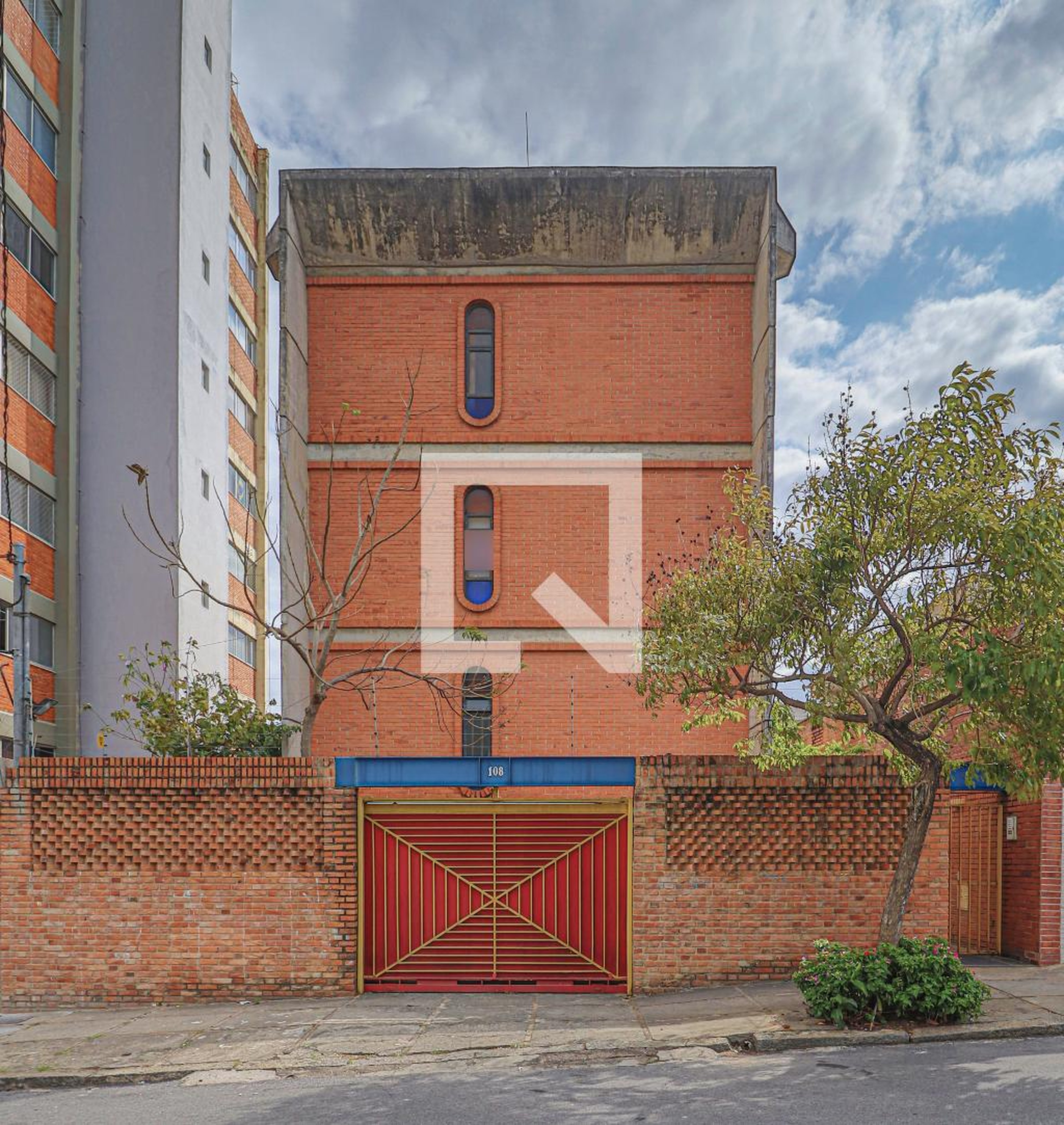 Fachada Condomínio em Rua Cristal, 108