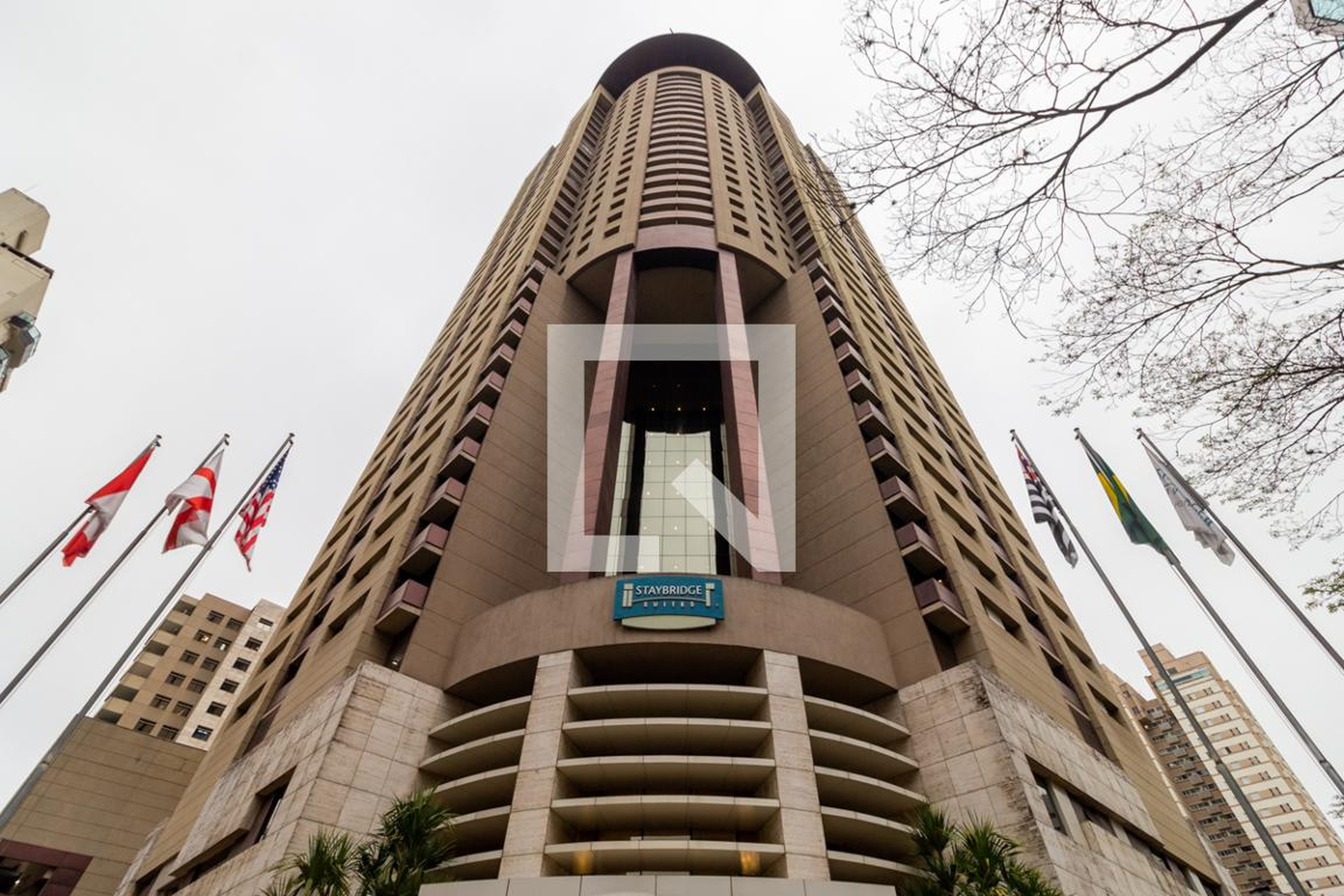 Fachada Condomínio Staybridge Suítes