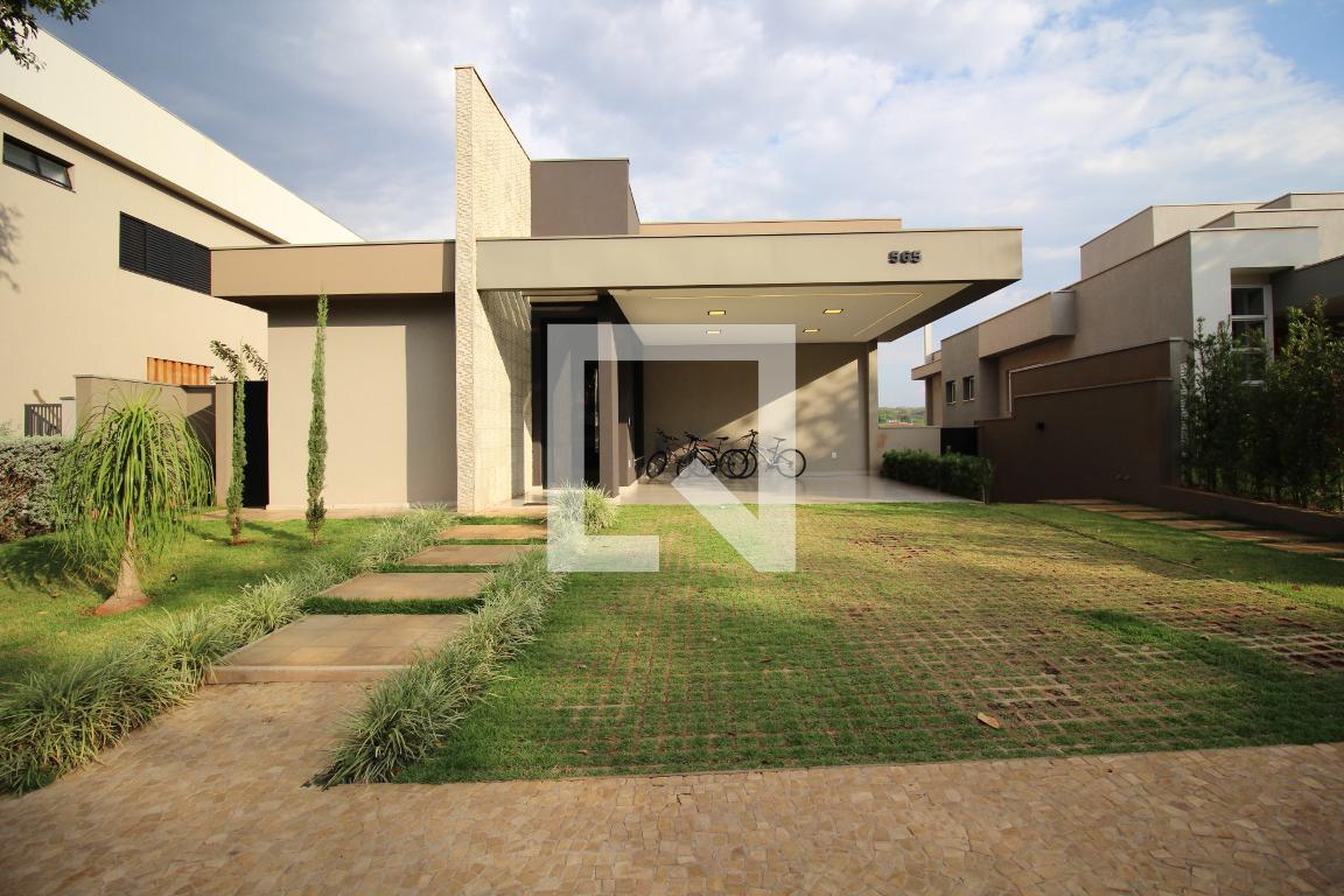 Fachada Condomínio em Avenida Luiz Eduardo Toledo Prado, 566