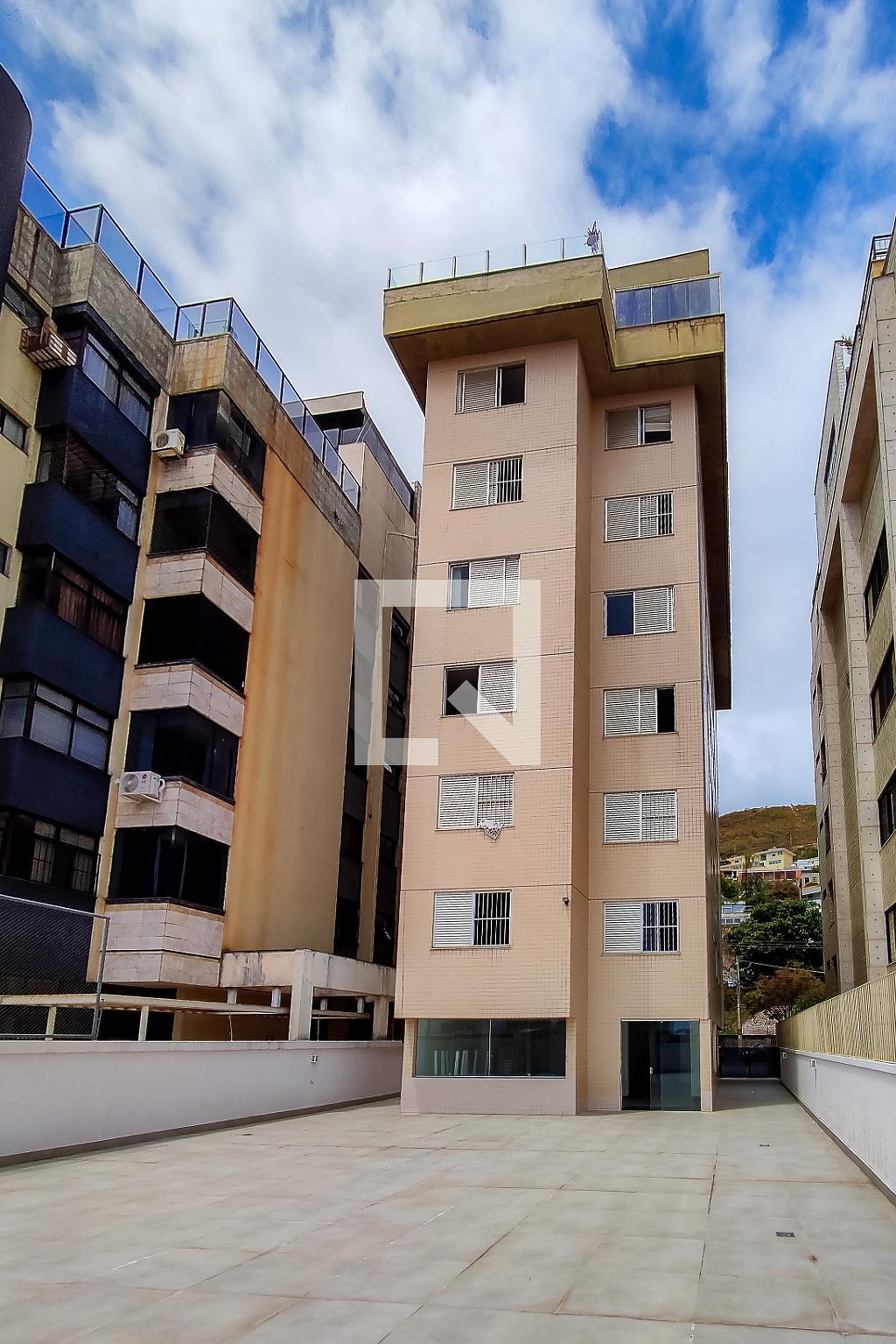 Fachada Condomínio em Avenida dos Bandeirantes, 1077