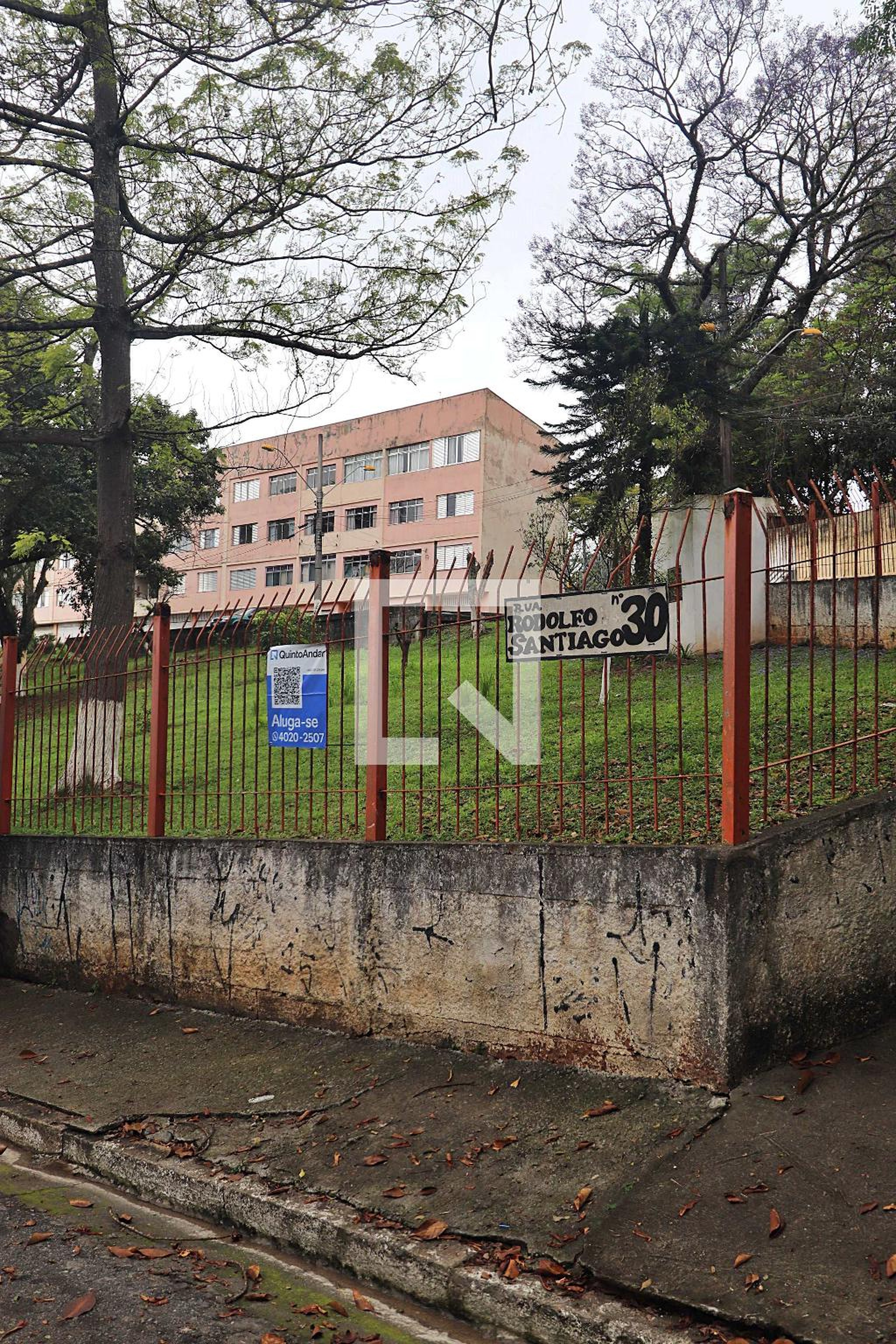 Fachada Condomínio em Rua Rodolfo Santiago, 30