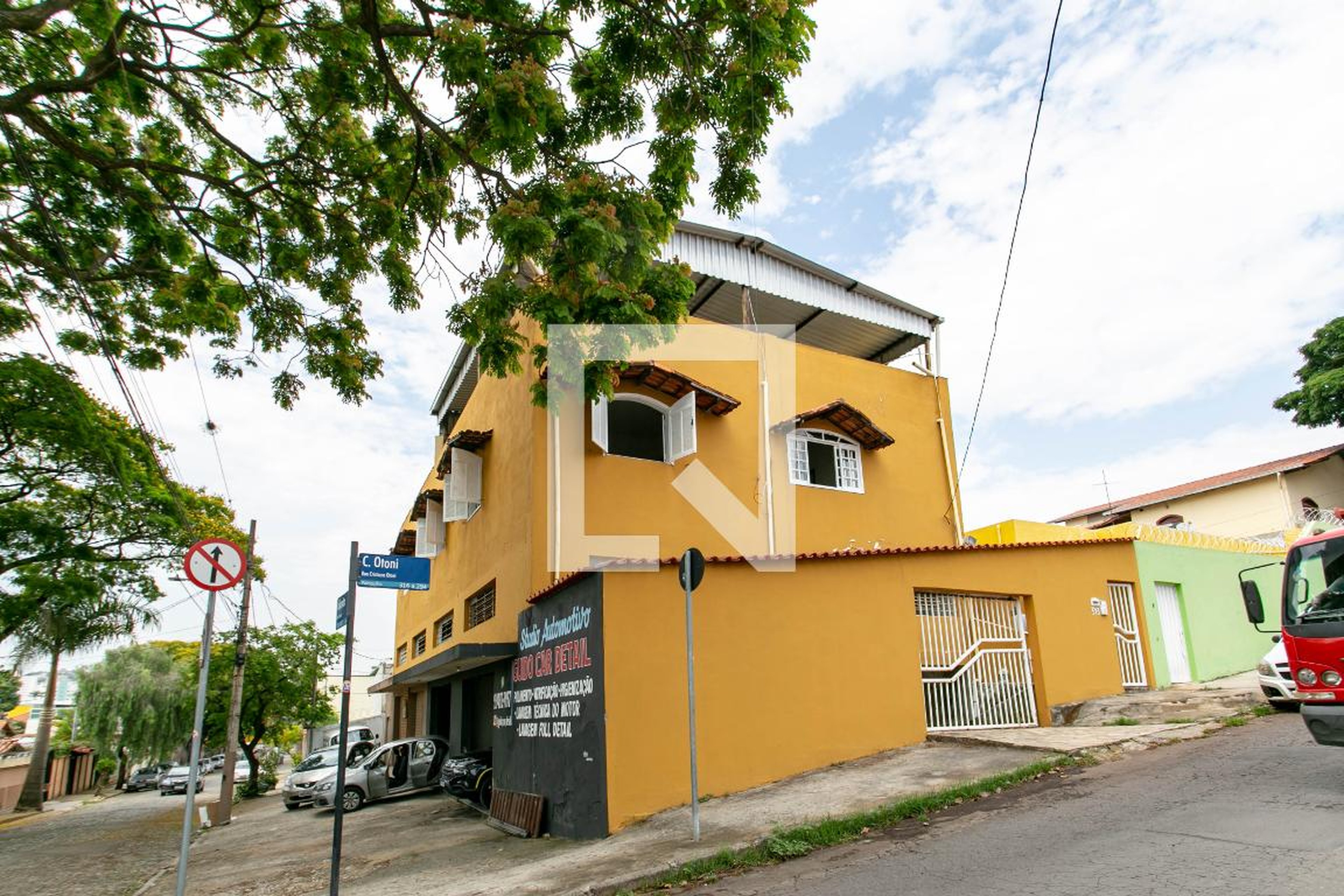 Fachada Condomínio em Rua Cristiano Otoní, 313