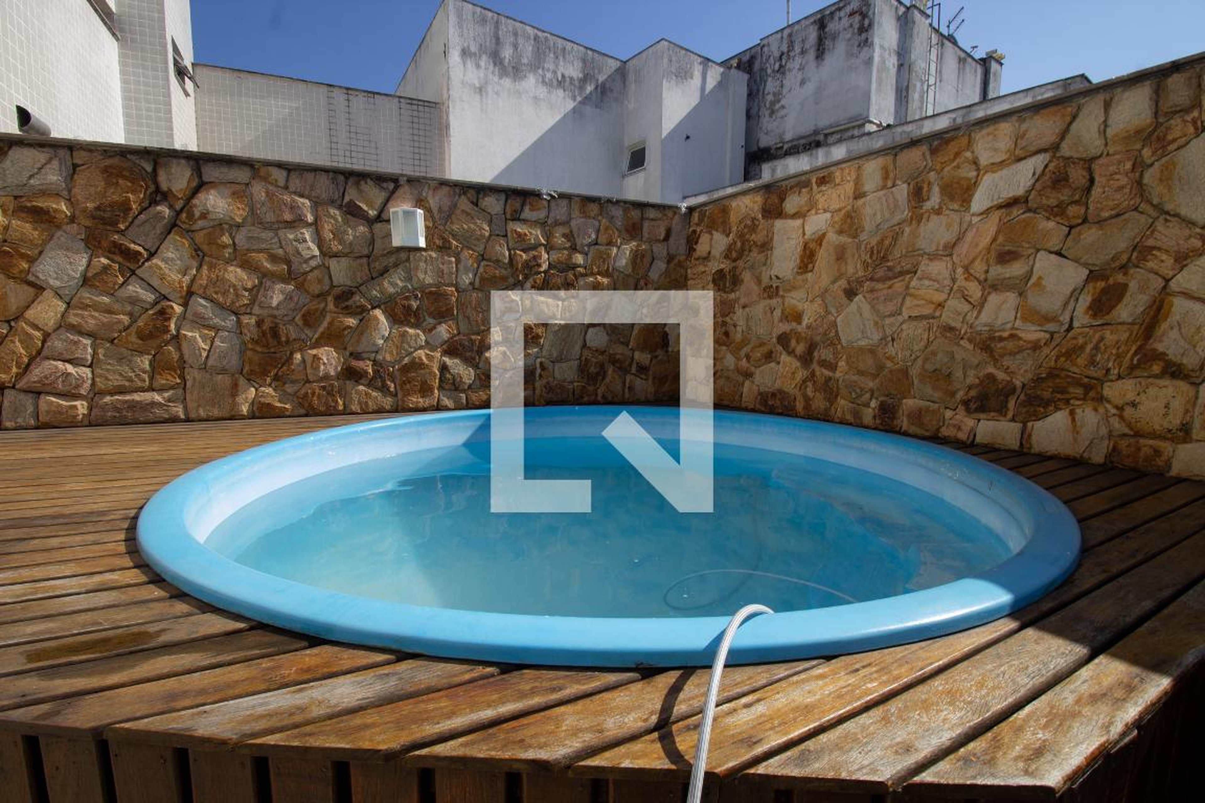 Piscina Condomínio Azul da Cor do Mar