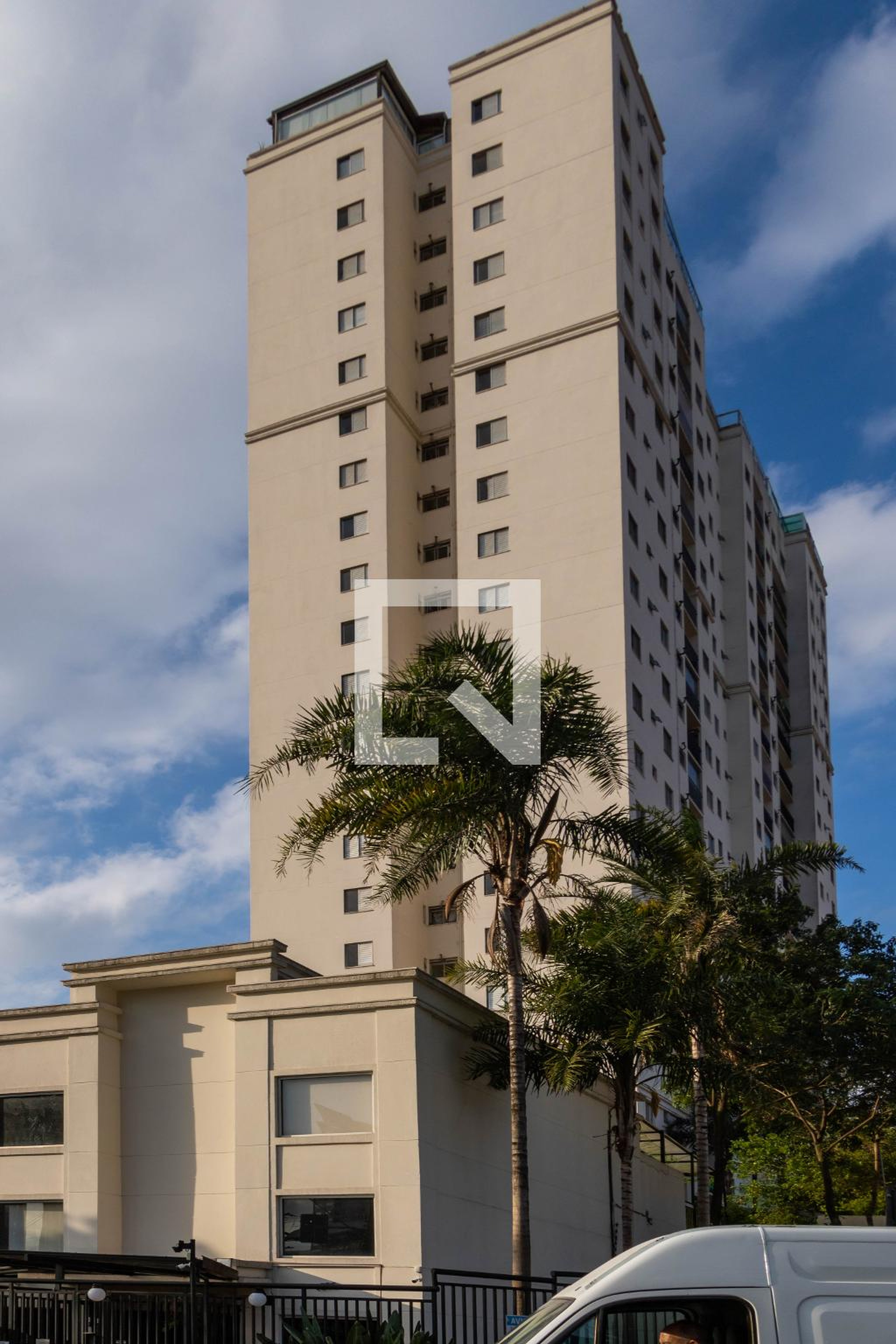 Fachada Condomínio em Avenida Vila Ema, 1596
