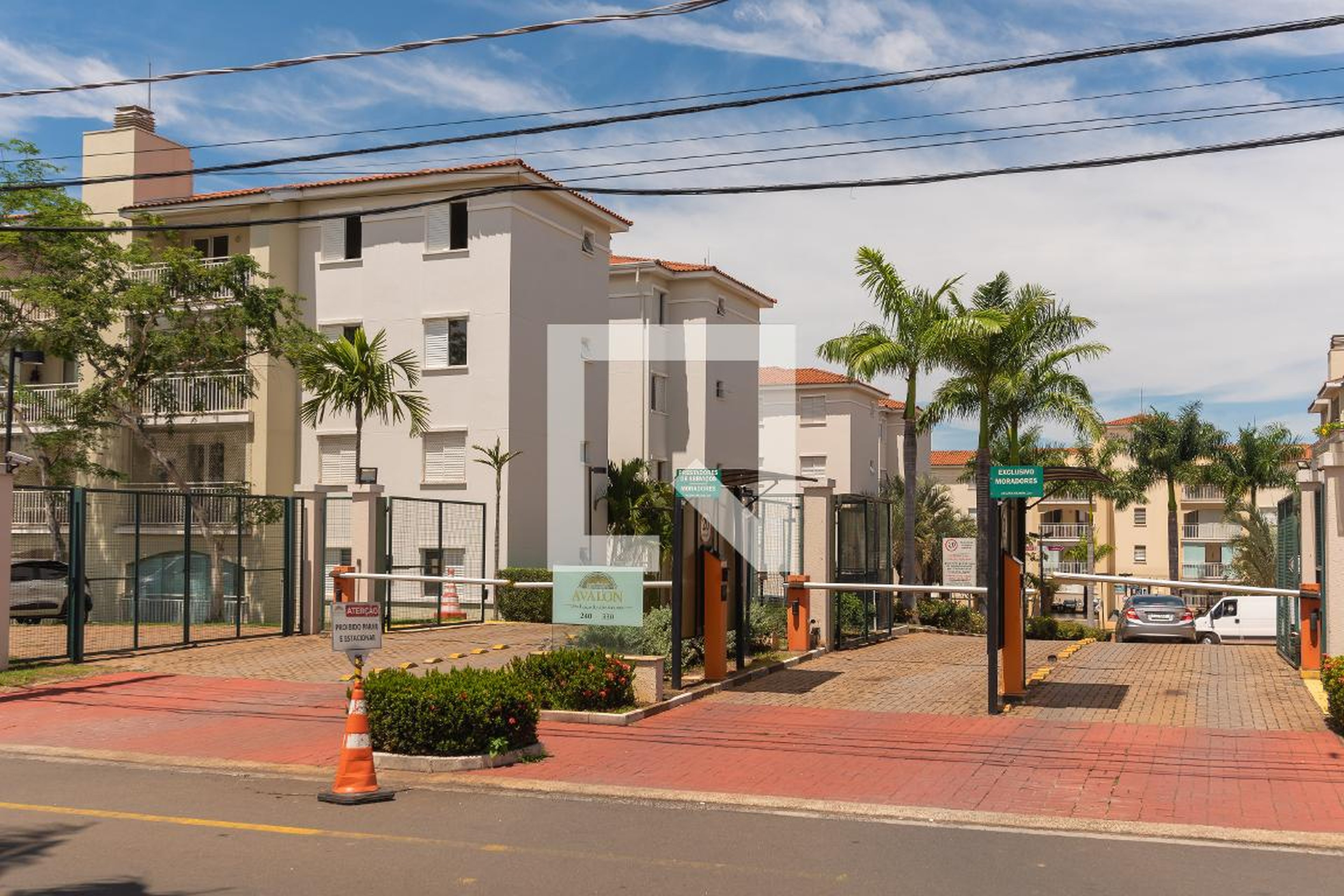 Fachada do Condomínio Condomínio Avalon Praças Residenciais