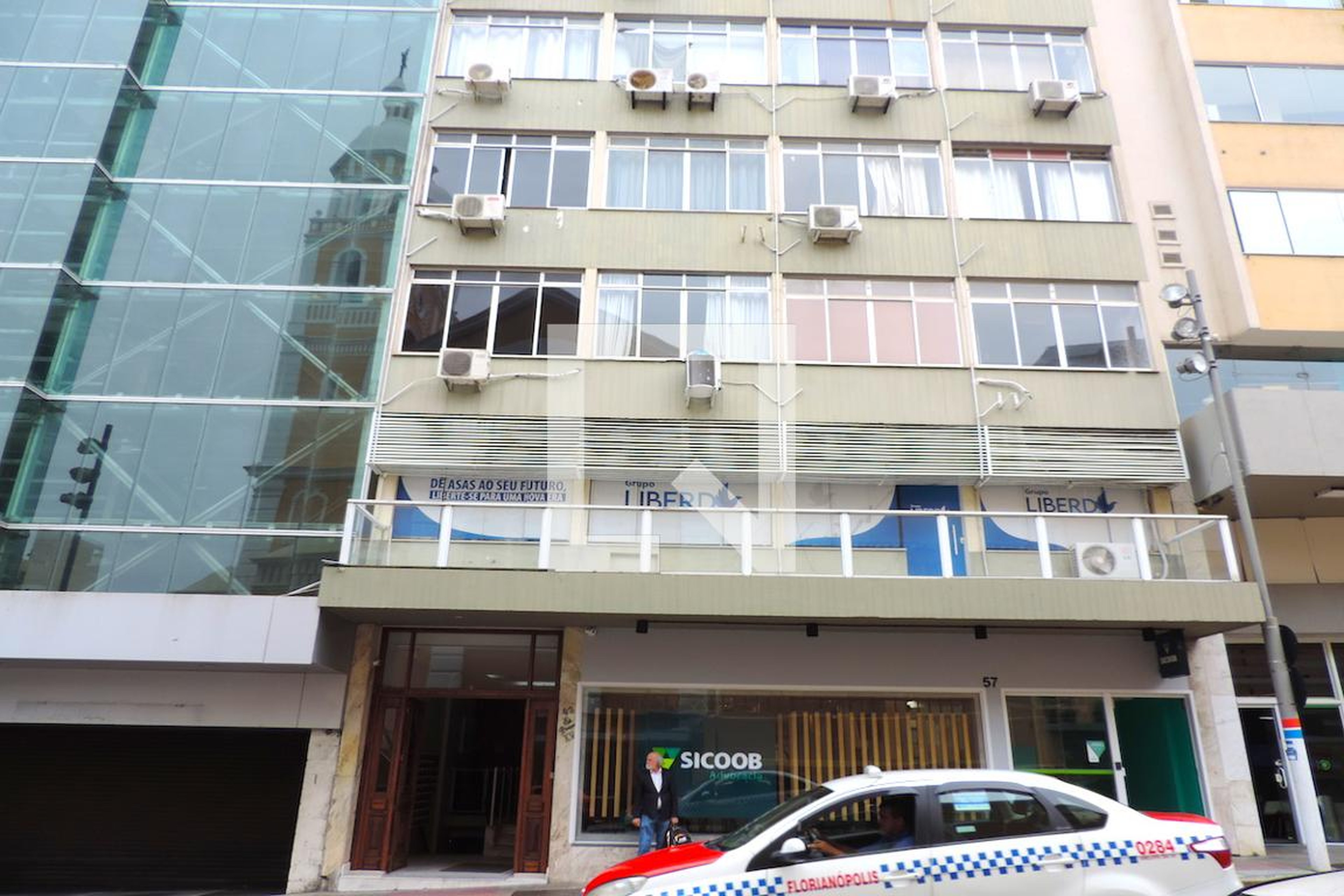 Fachada Condomínio em Rua Arcipreste Paiva, 43