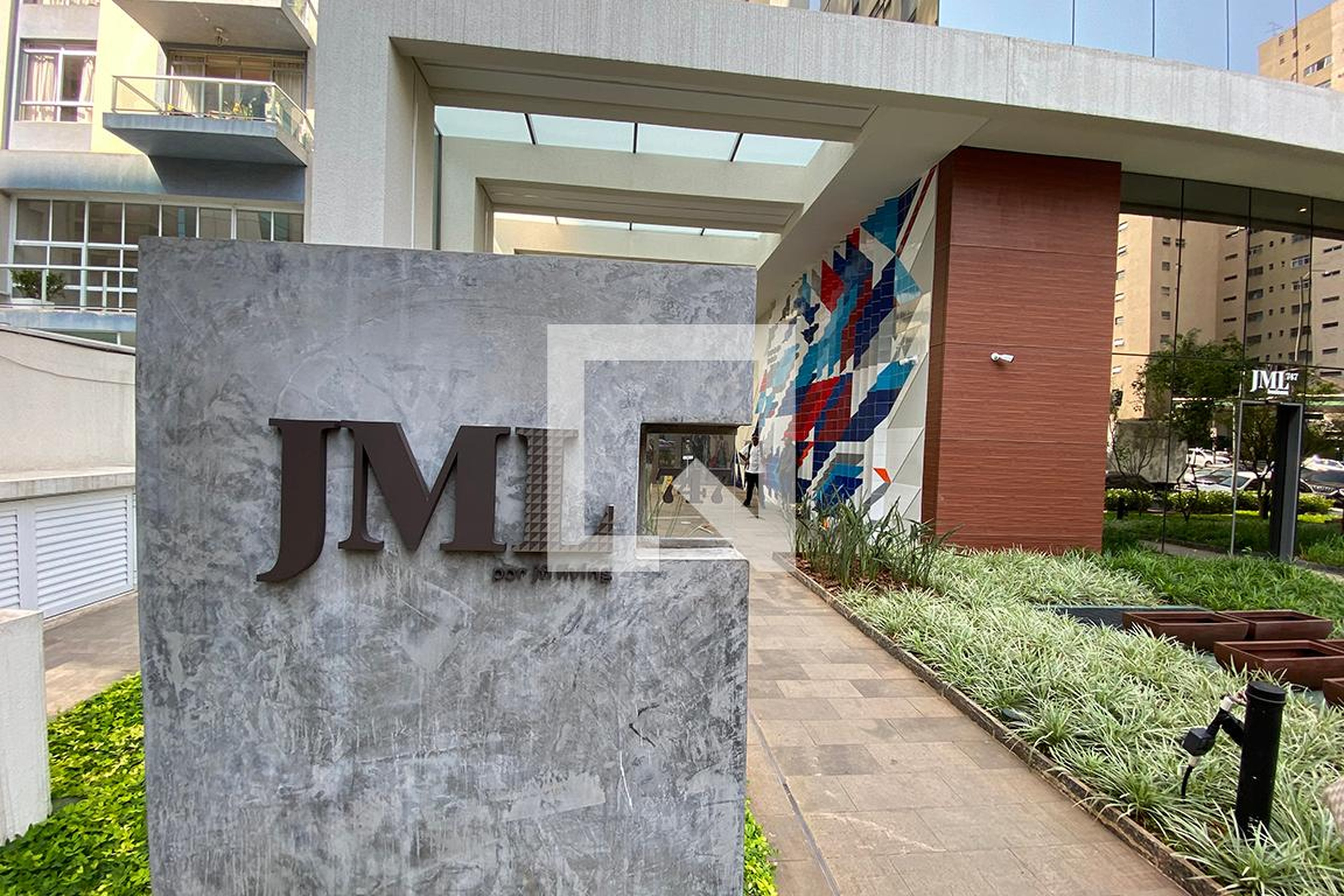 Fachada do Condomínio Condomínio JML 747 por JFL Living