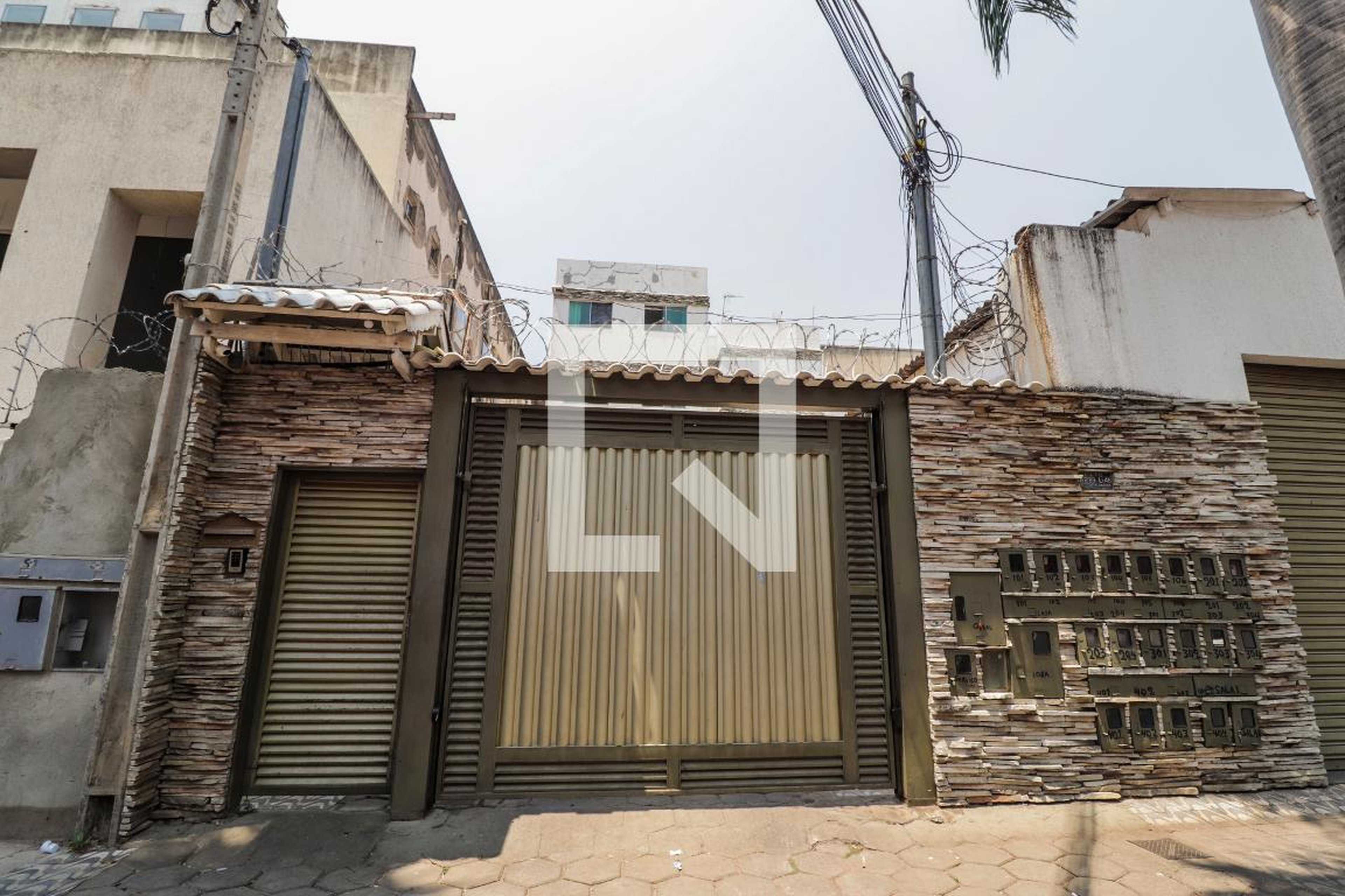 Fachada Condomínio em Rua P 25, 967