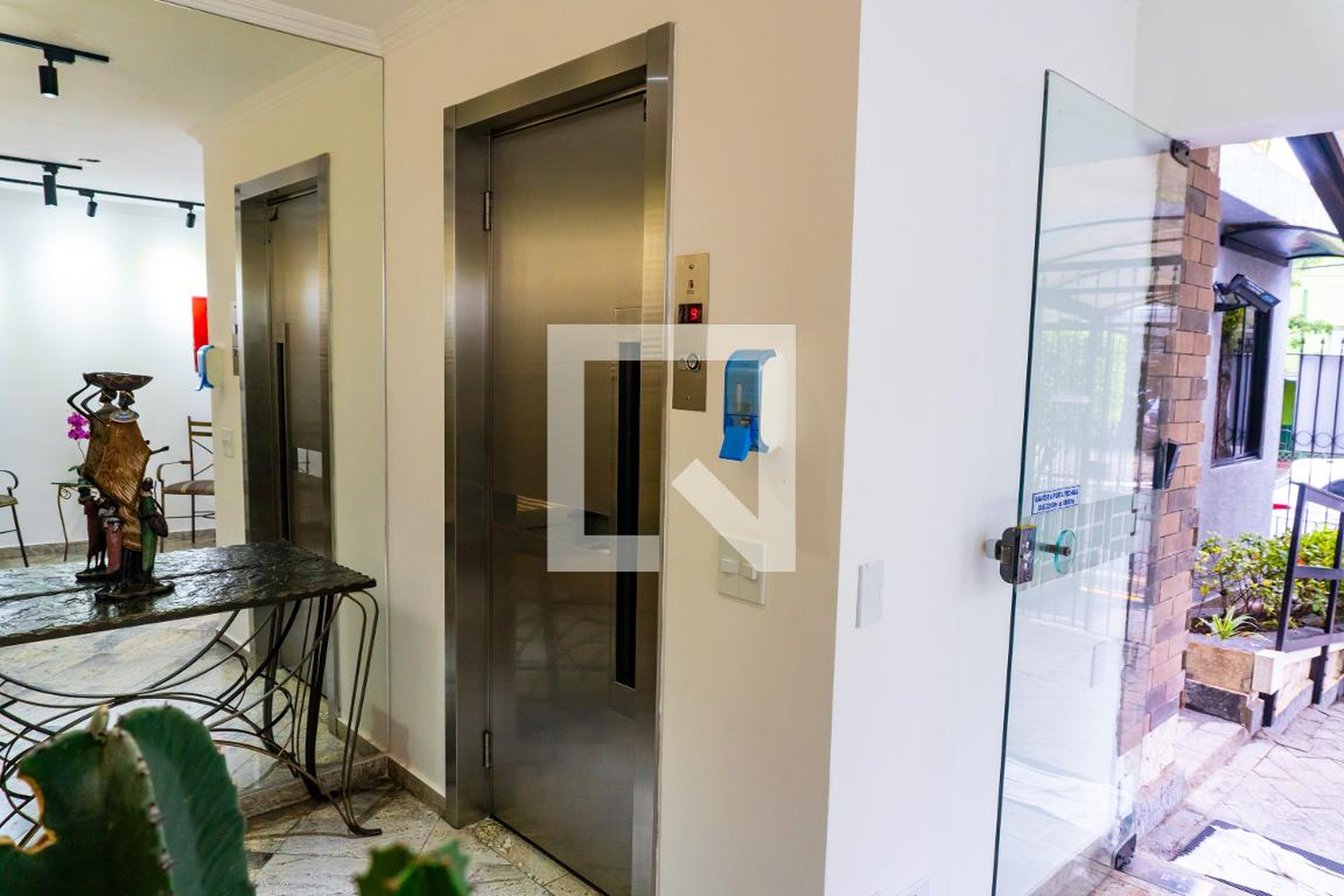 Hall de entrada - (11) 1 11