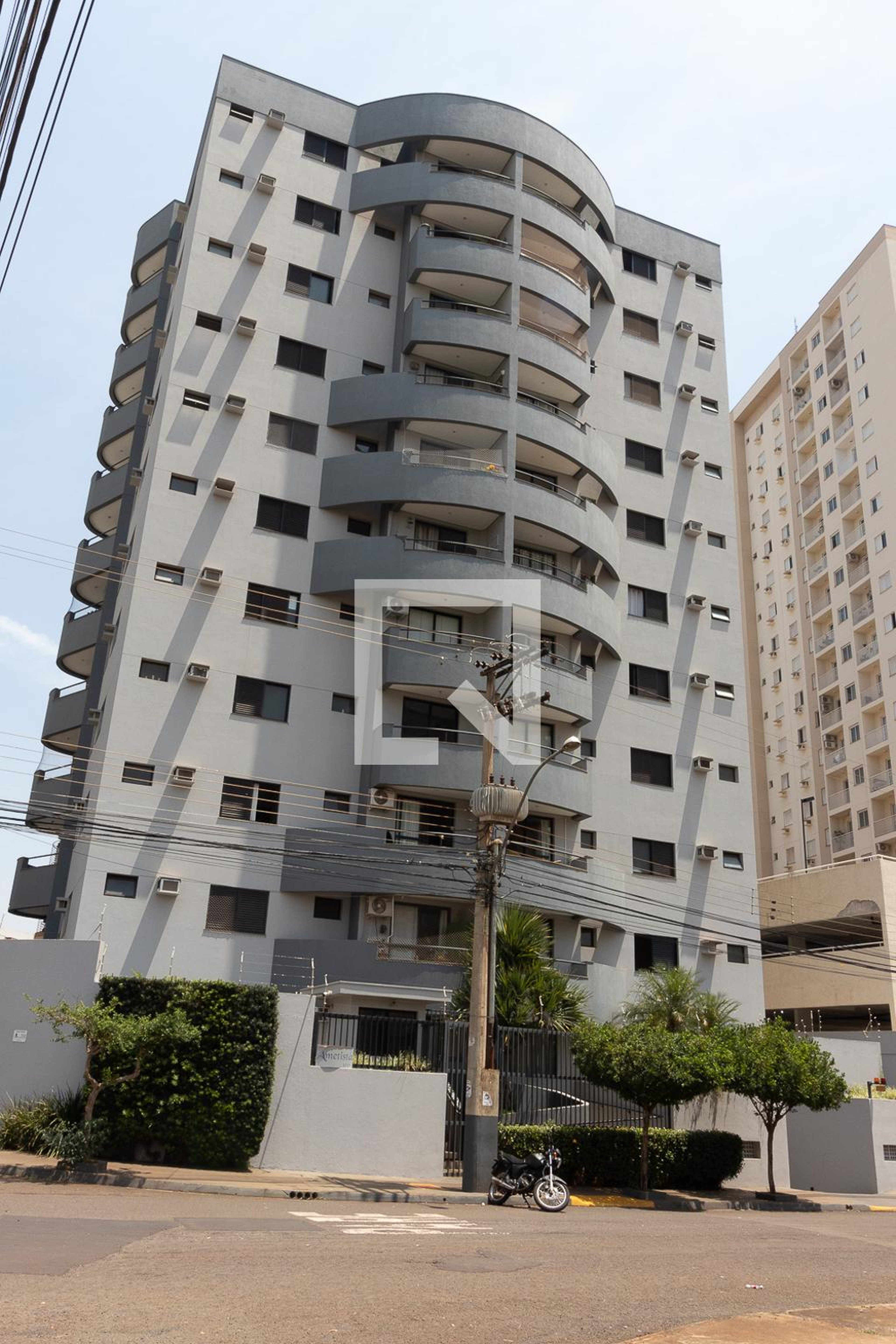 Fachada Condomínio em Rua Romeu Engrácia de Faria, 100