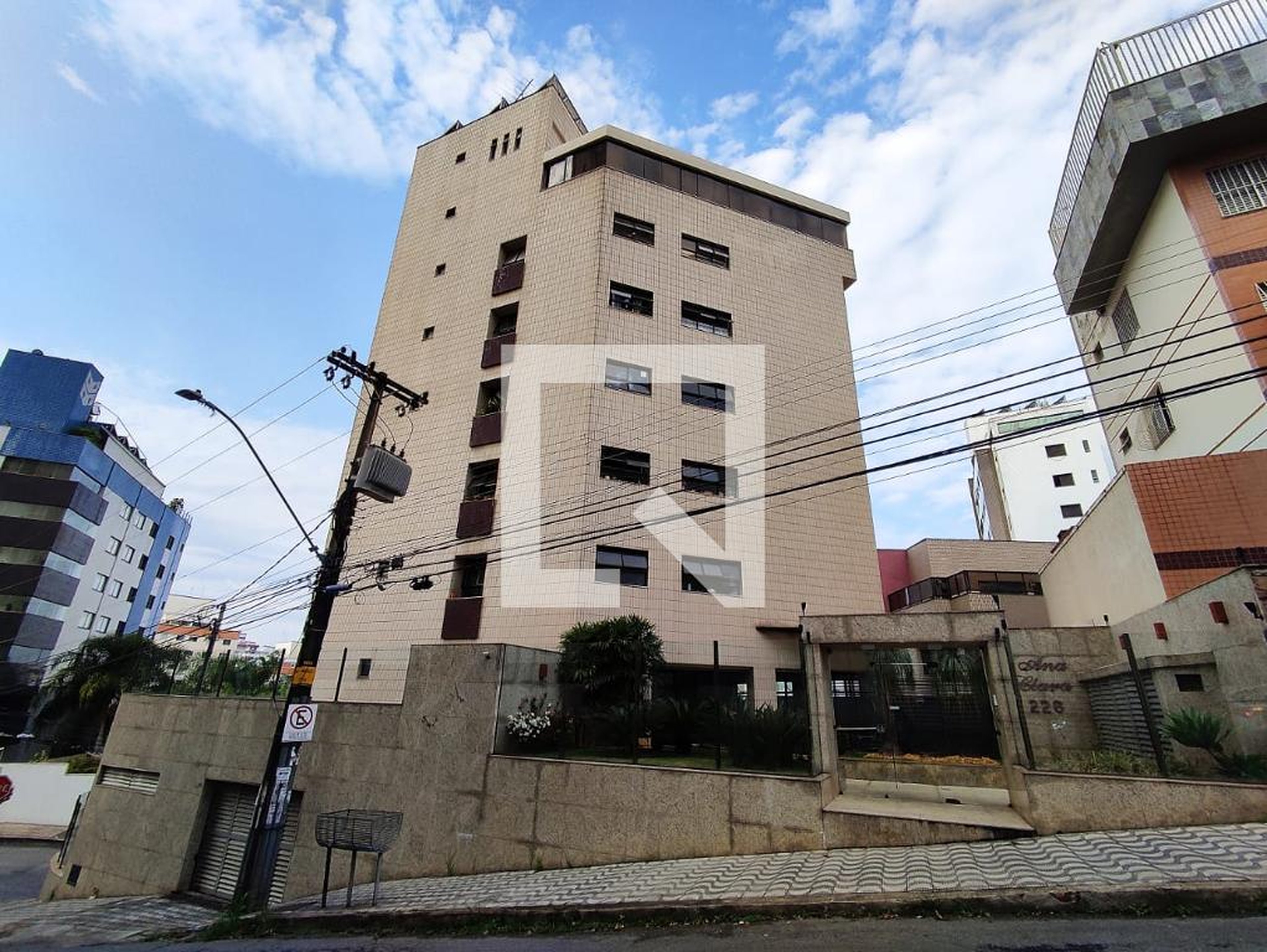Fachada Condomínio em Rua Vicente Paulo Almeida, 266