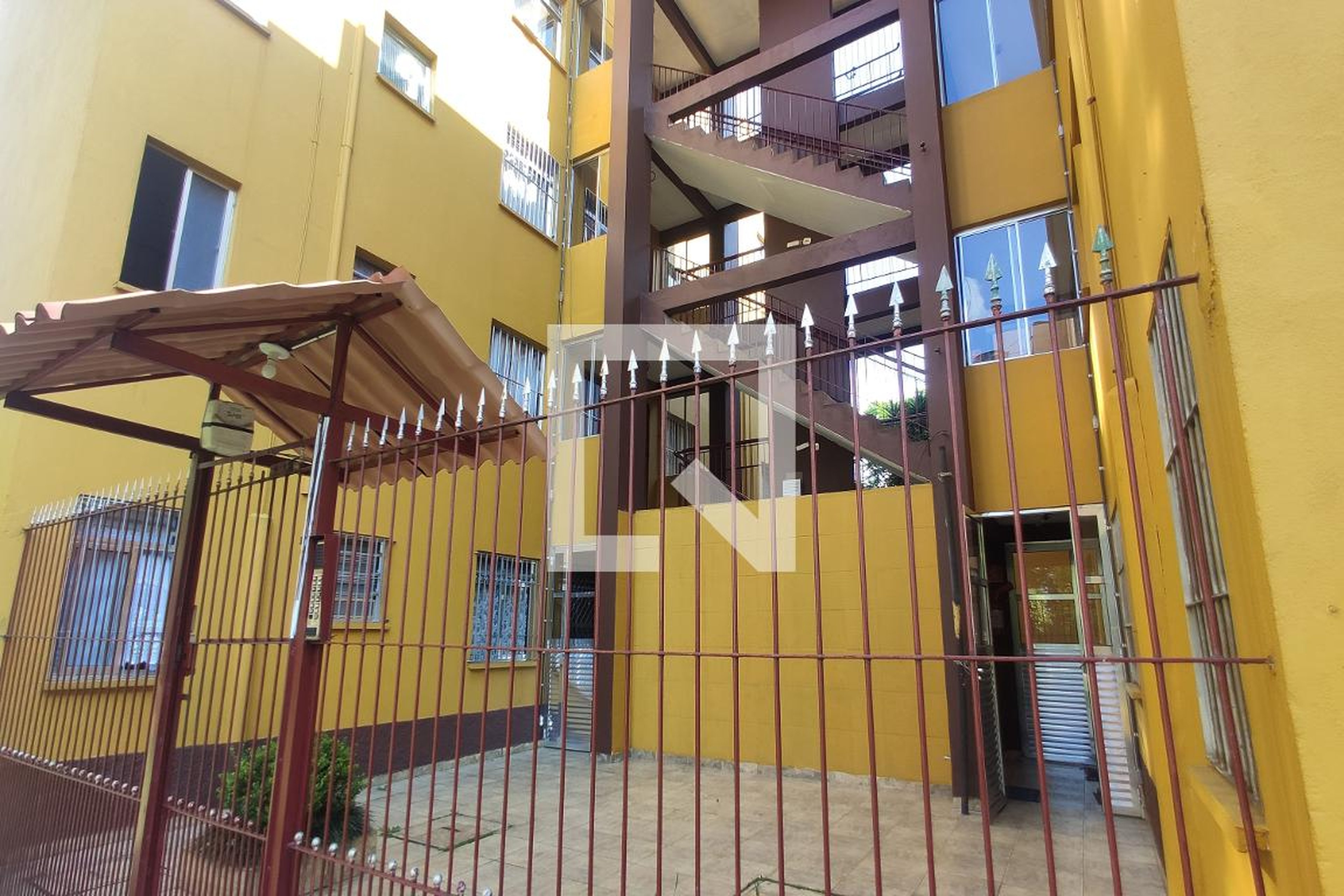 Fachada Condomínio em Rua dos Banqueiros, 1202