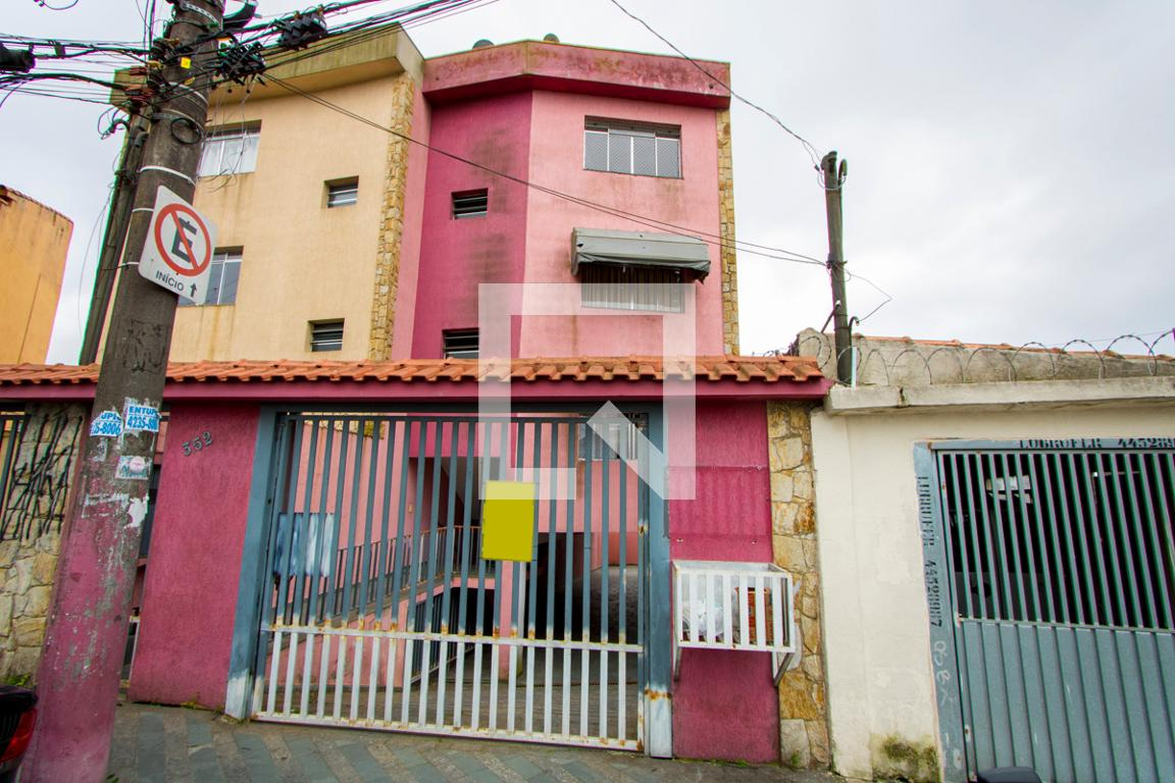 Fachada Condomínio em Rua Champolion, 352