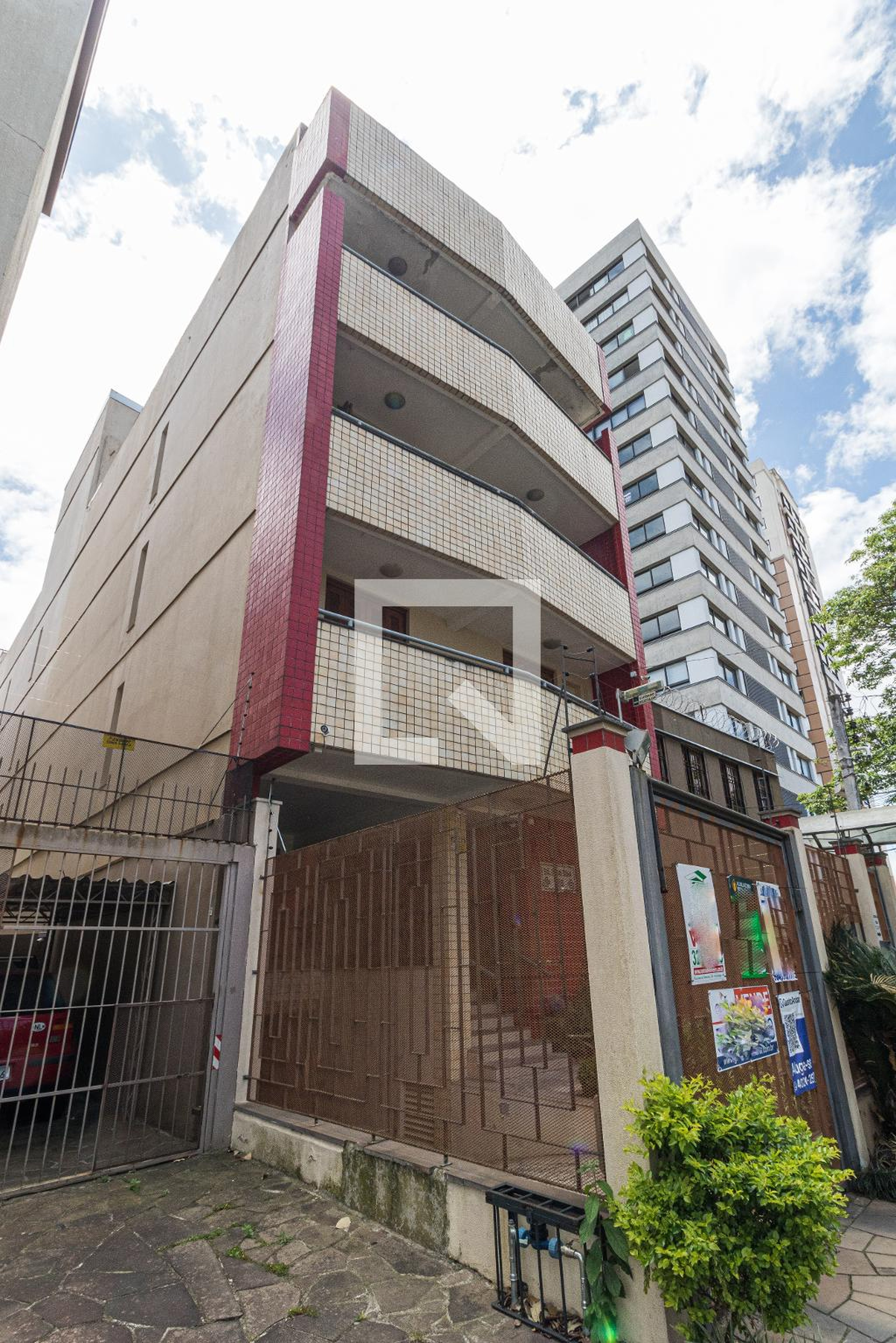 Fachada do Prédio Condomínio em Rua Almirante Gonçalves, 188