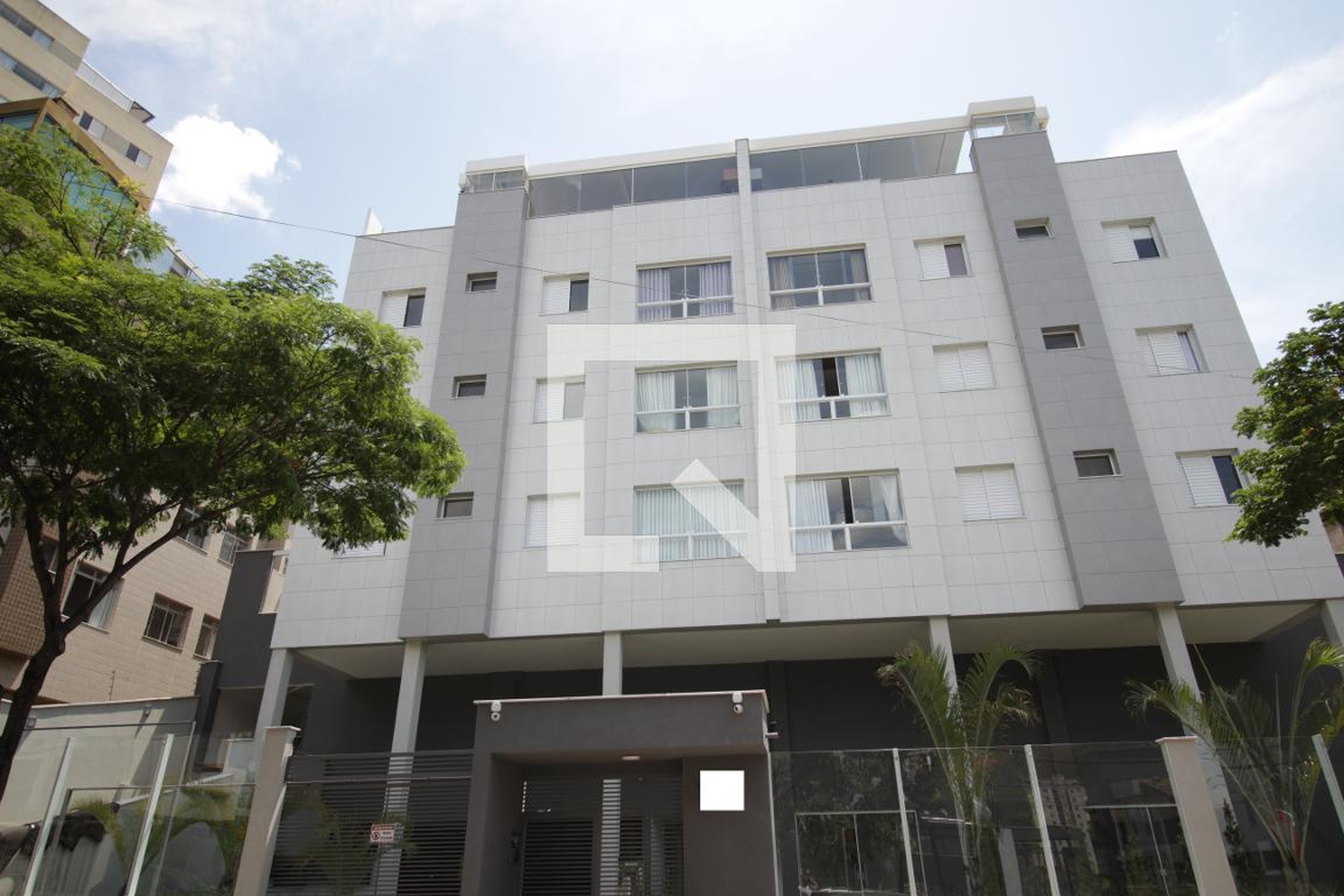 Fachada Condomínio em Rua Cecília Fonseca Coutinho, 85