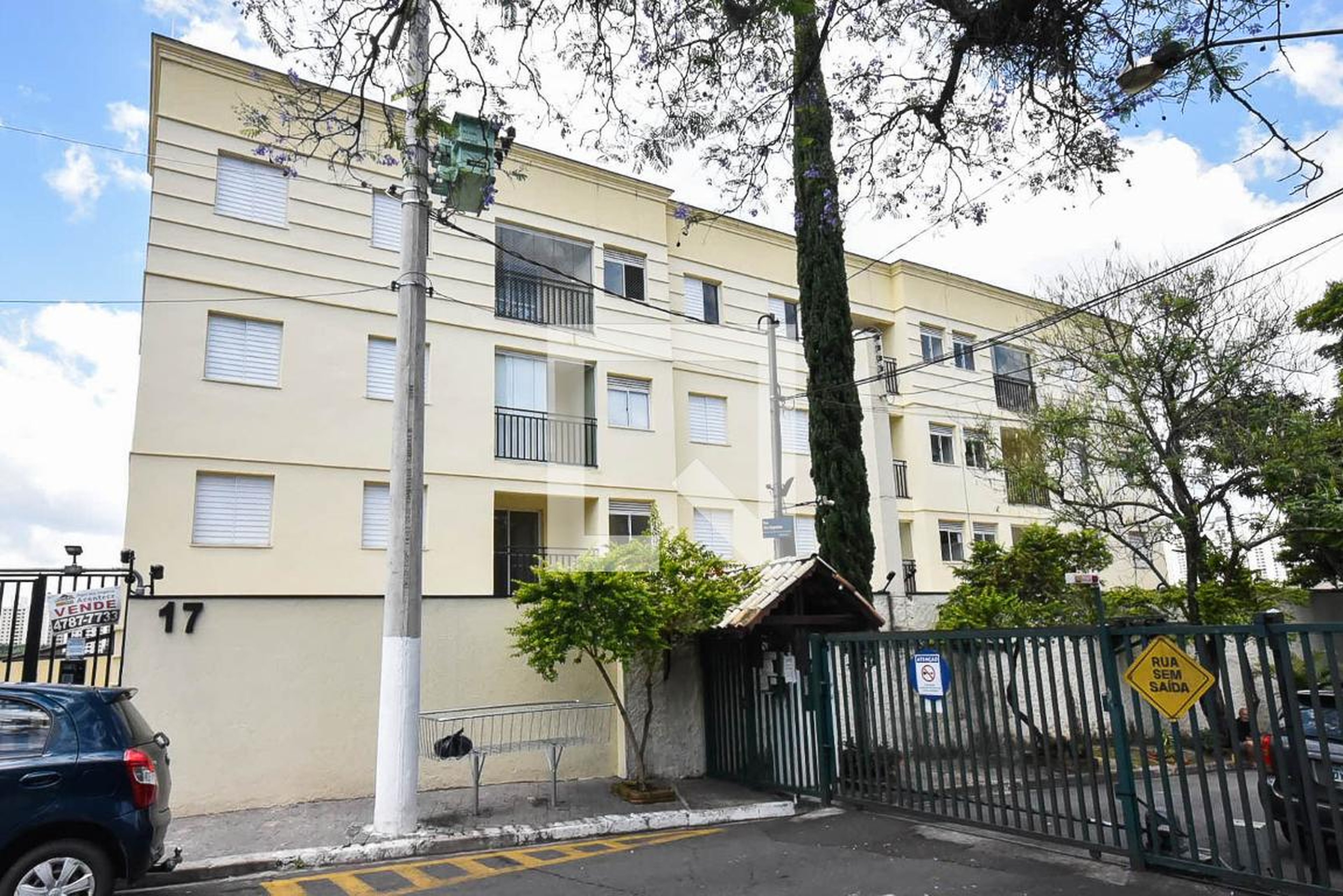 Fachada Condomínio em Rua das Camélias, 418