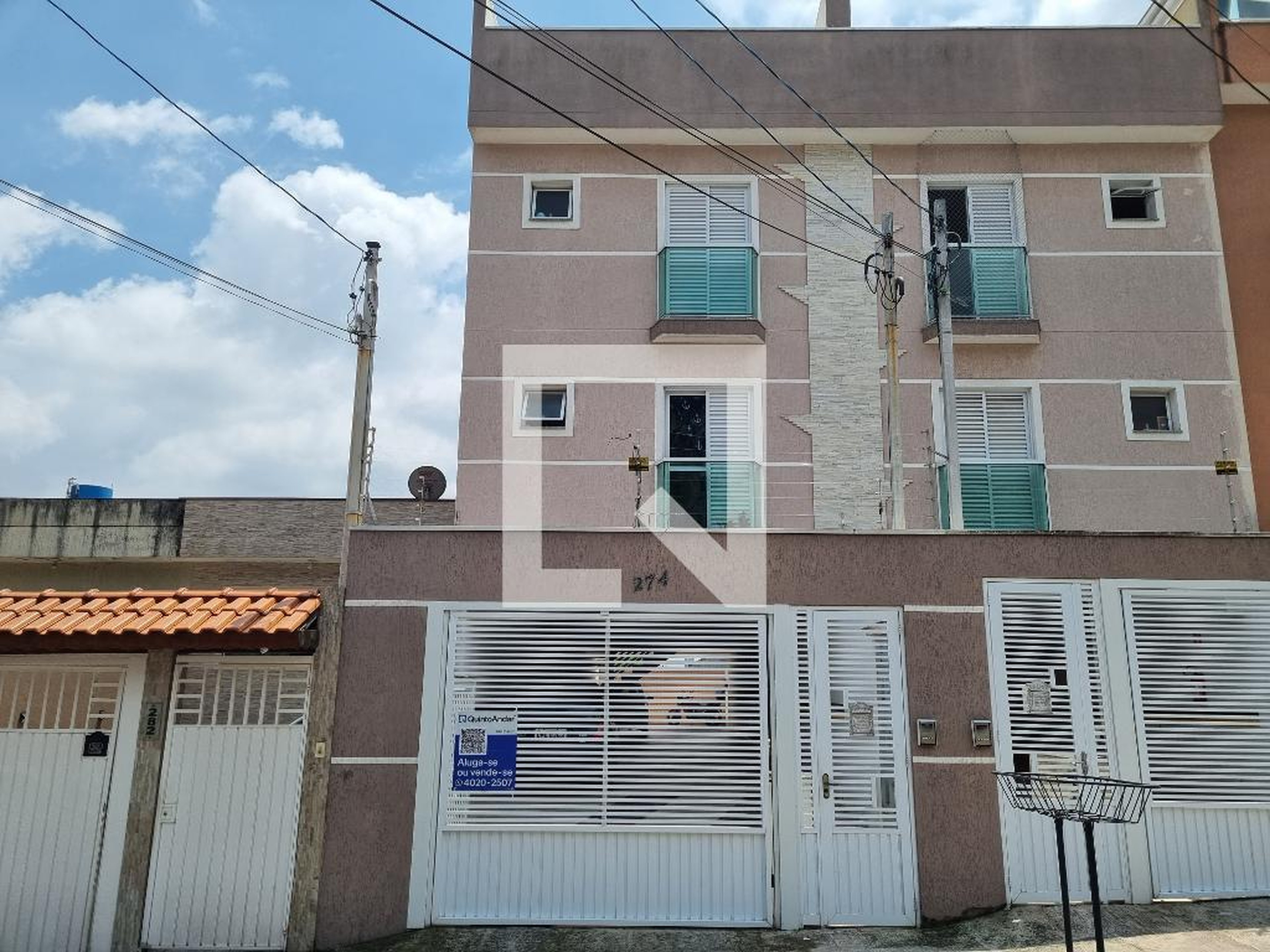 Fachada Condomínio em Rua Cândido Rodrigues, 274