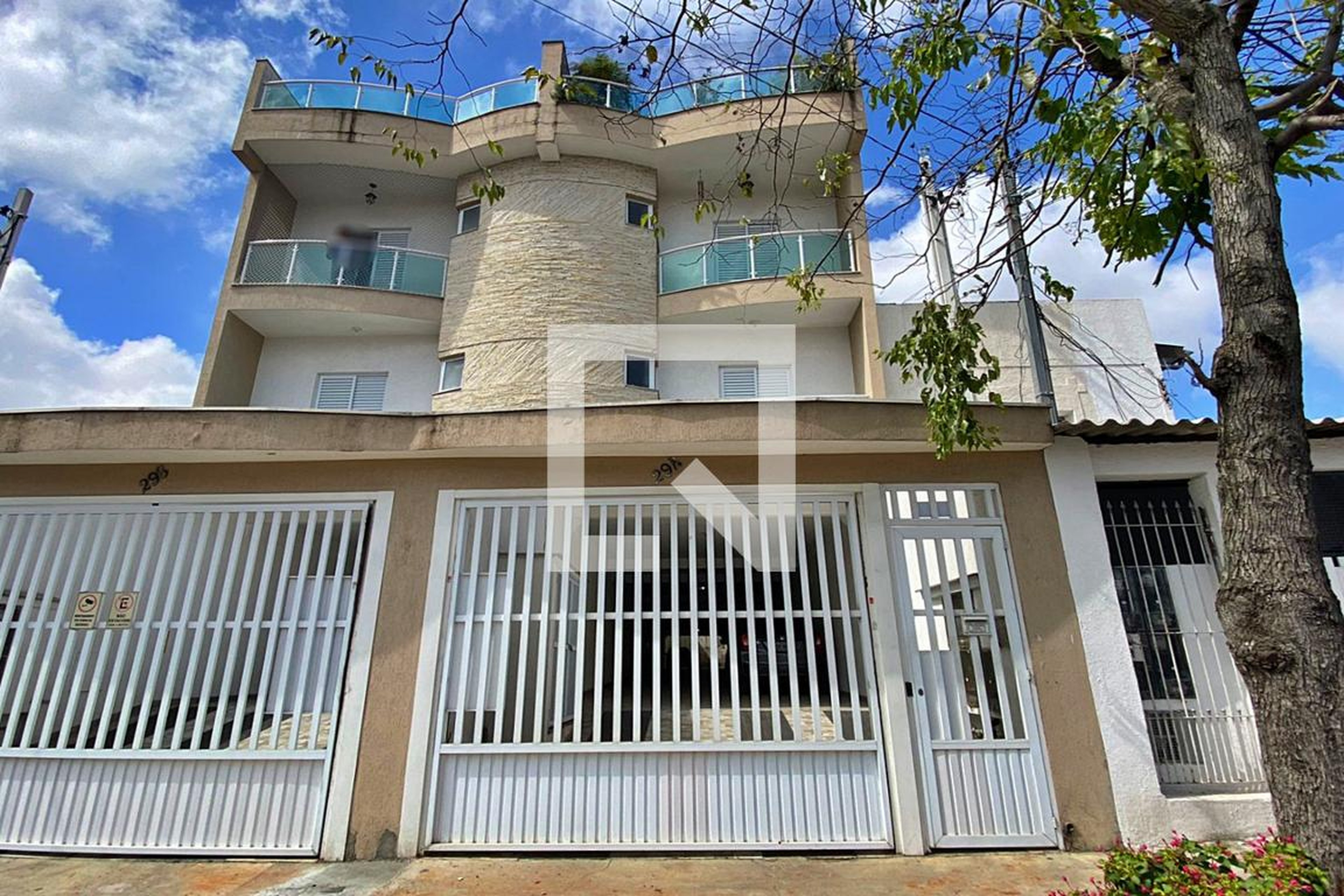 Fachada Condomínio em Rua Colúmbia, n 294