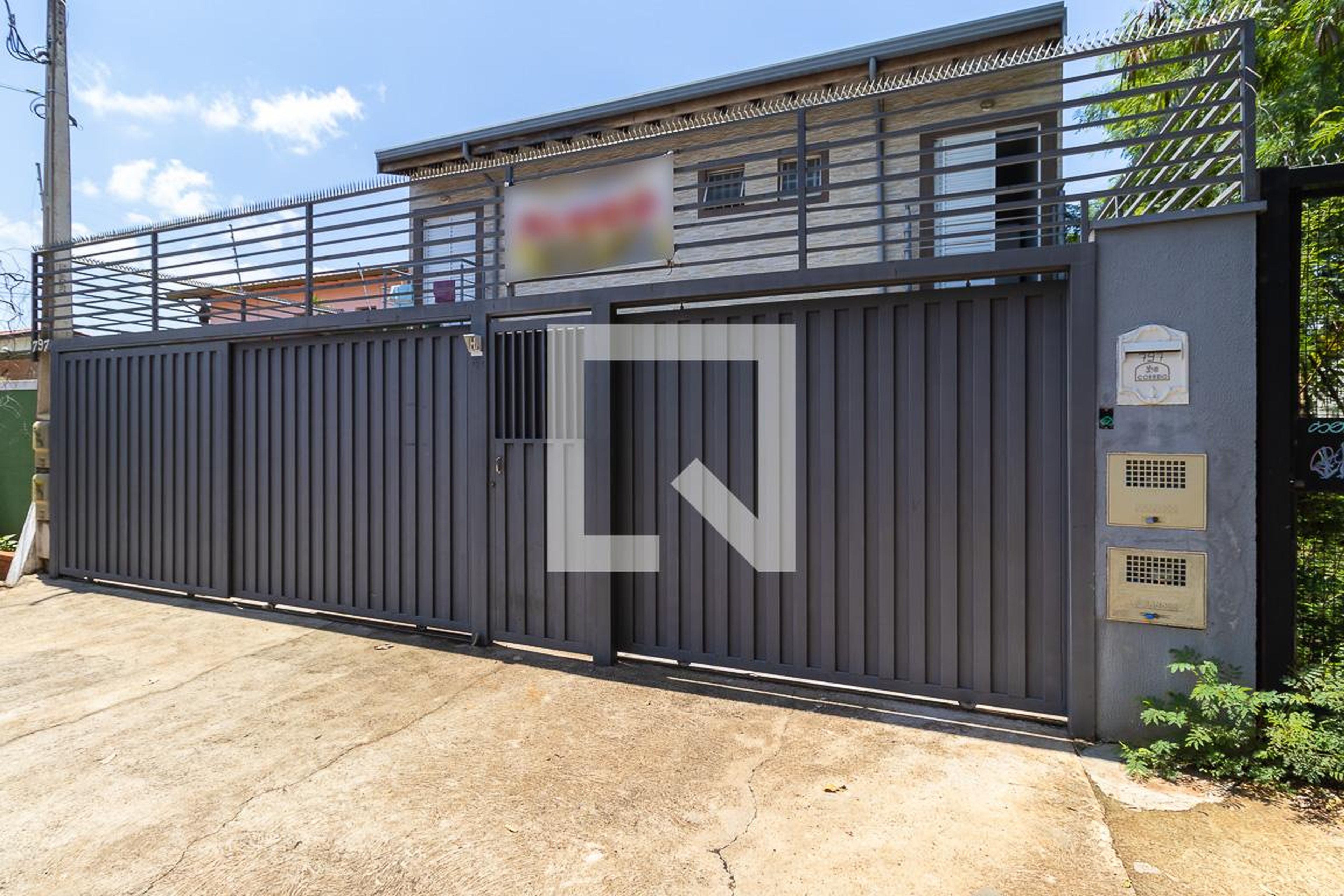 Fachada Condomínio em Rua Roxo Moreira, 797