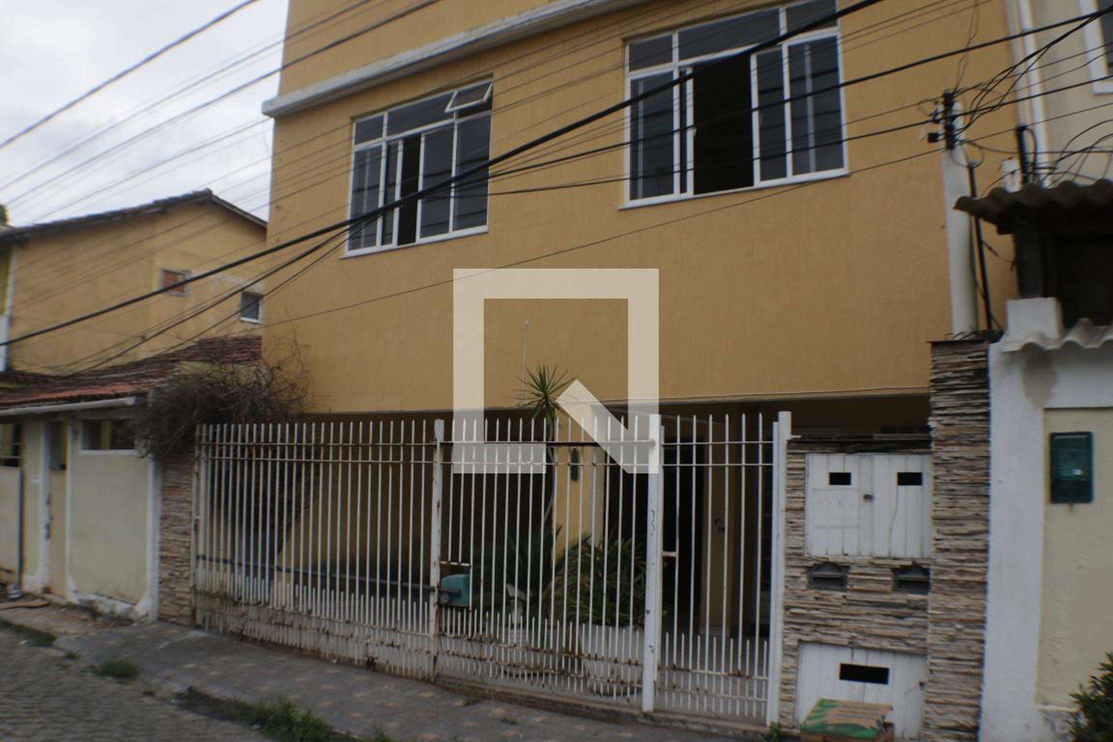 Fachada Condomínio em Estrada do Outeiro Santo, 835