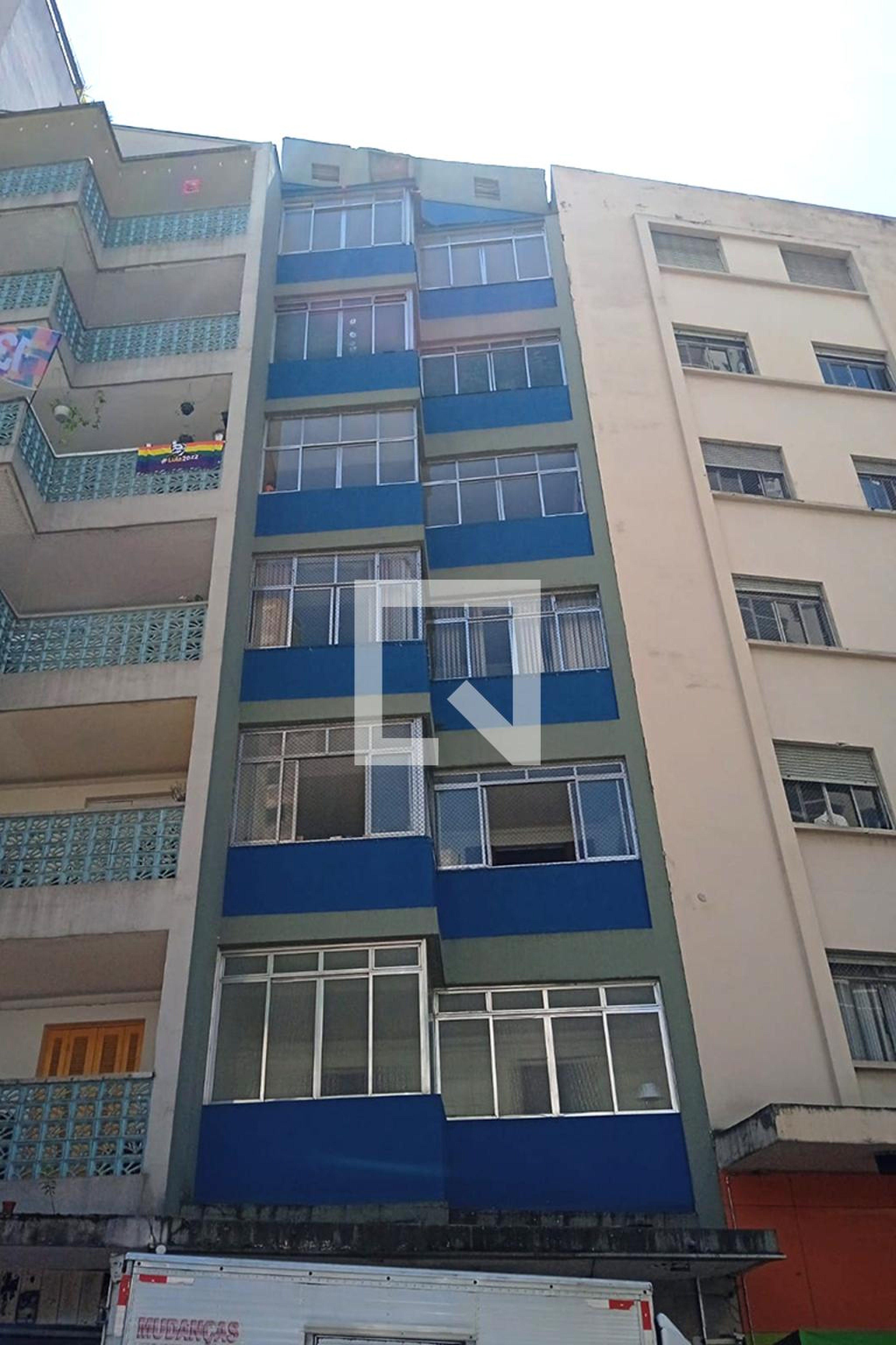 Fachada Condomínio em Rua das Palmeiras, 302